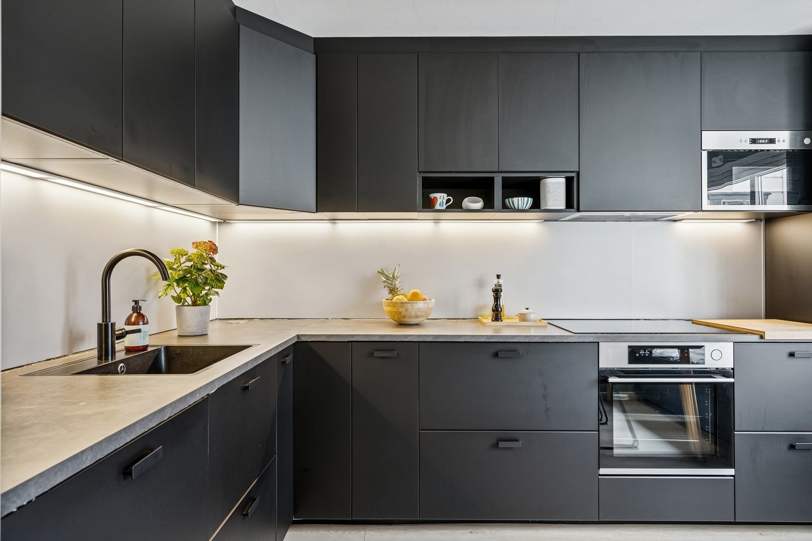 Kjøkkenet fra 2019 er stilrent og moderne, utstyrt med integrerte hvitevarer som stekeovn med dampfunksjon og en bred platetopp på 78 cm. Galleribilde