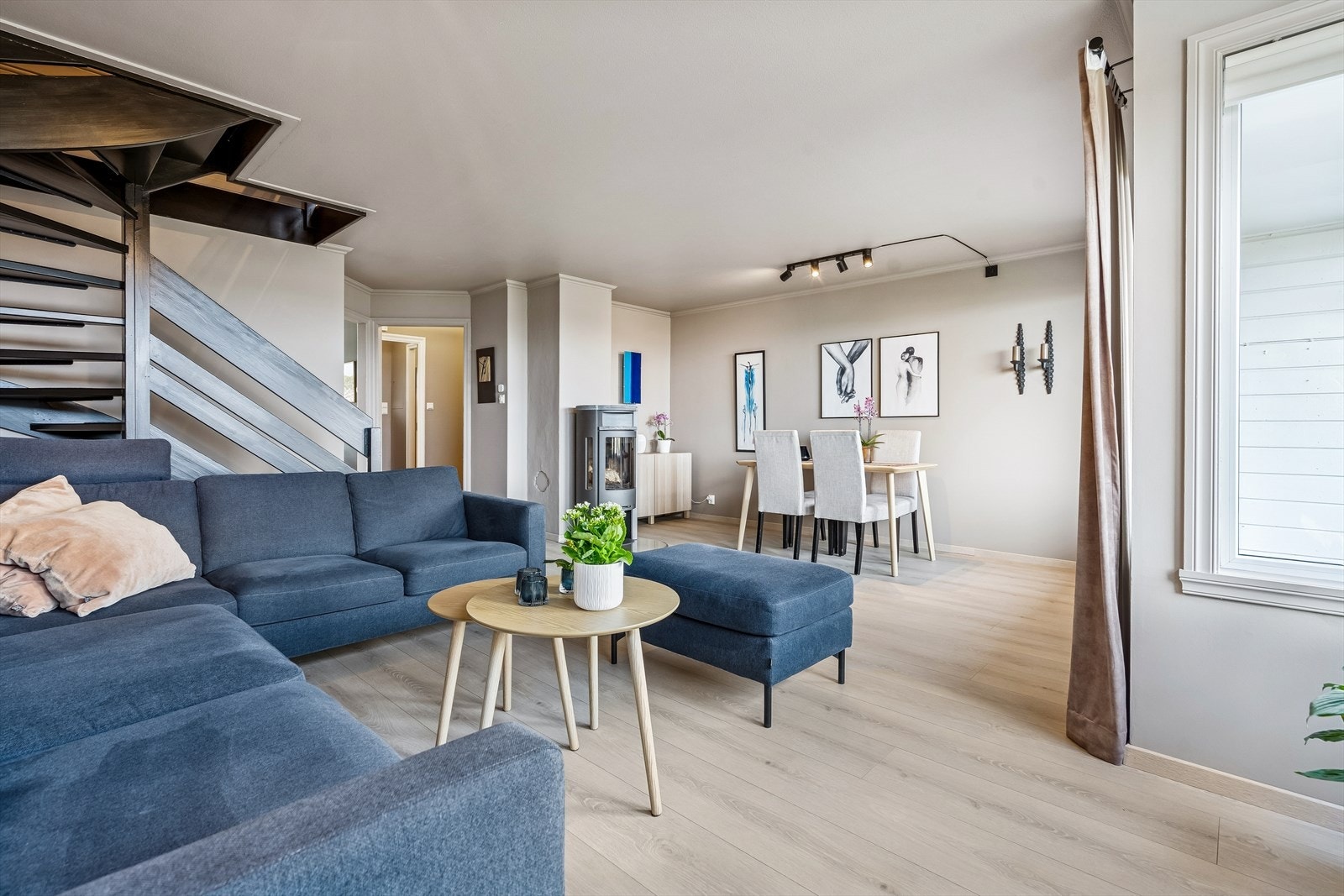 Stuen har laminatgulv lagt i 2022 og behagelig varmefolie i gulvet. Galleribilde