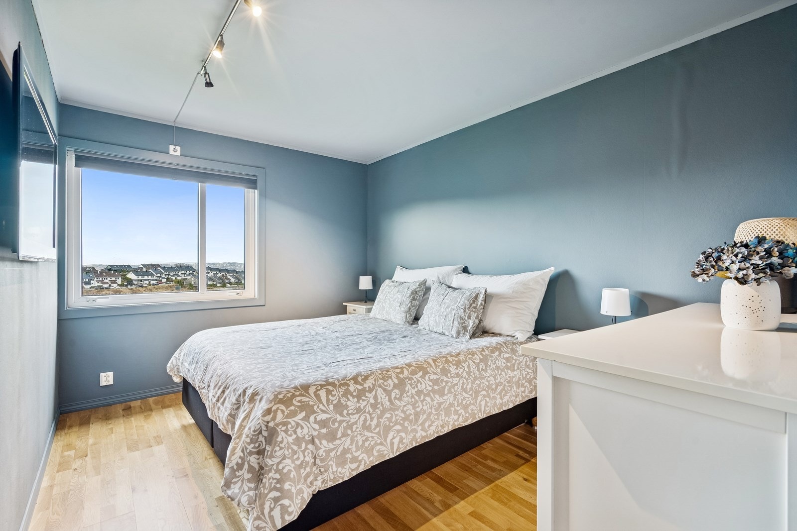 Hovedsoverommet har parkett på gulvet og en flott utsikt mot sjøen. Galleribilde