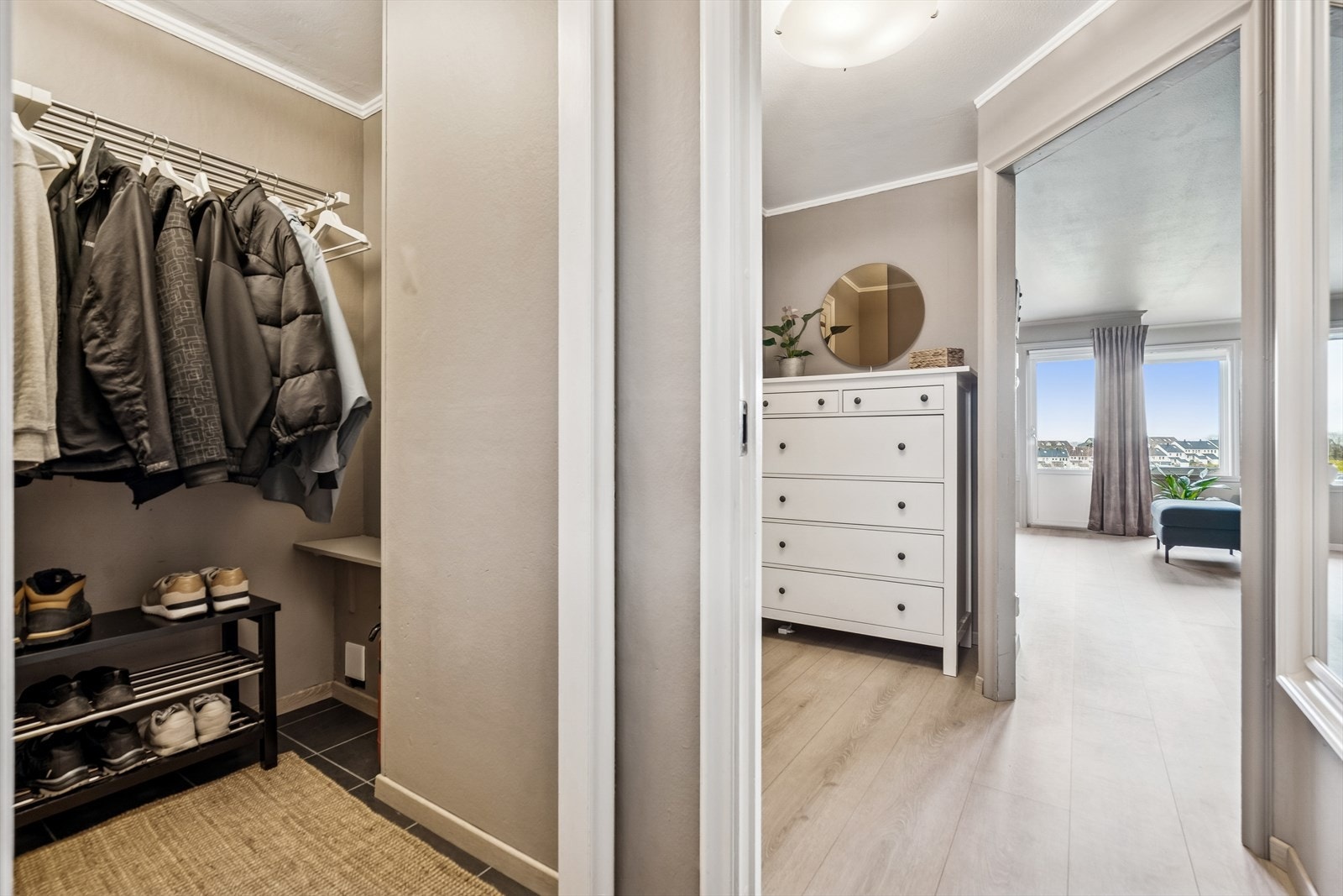 I tilknytning til entréen er det en romslig garderobe på 2,6 m² for effektiv oppbevaring av yttertøy. Galleribilde