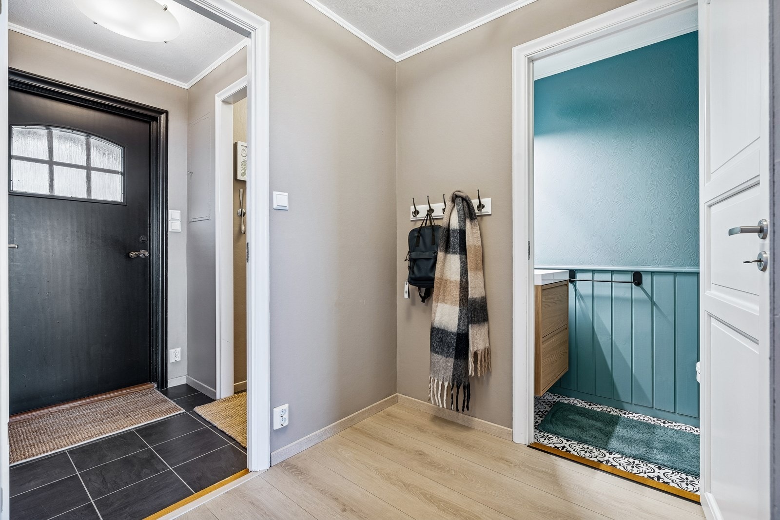 Entréen har et slitesterkt gulvbelegg og gir tilgang til toalettrom. Galleribilde