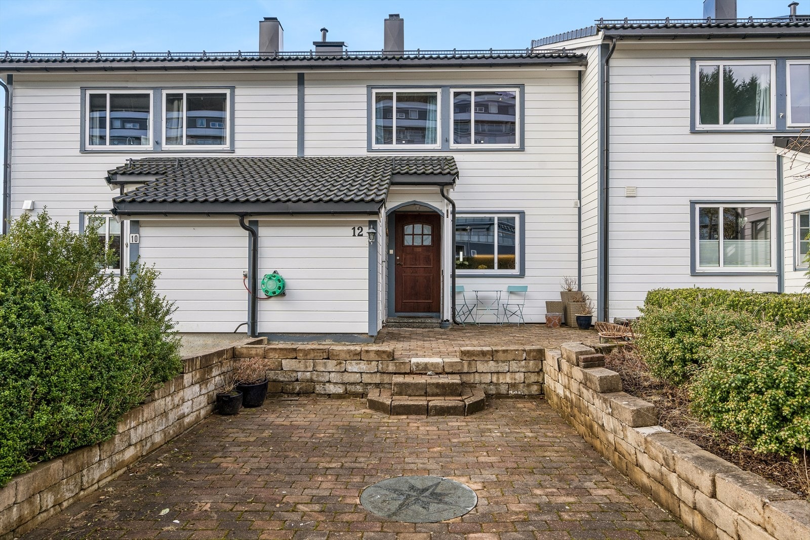 Ved inngangen finner du en koselig plass for sittegruppe i morgensolen, og en praktisk utvendig bod på 3,2 m². Galleribilde