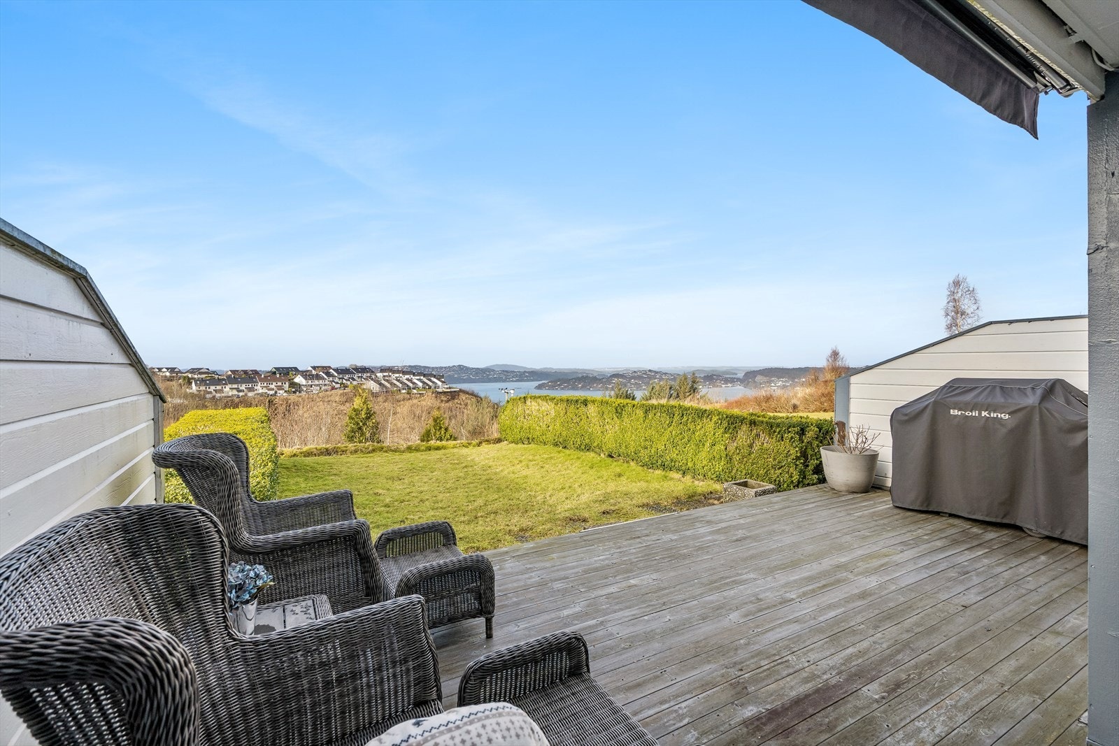 Fra den vestvendte terrassen på nesten 20 m² har du gode solforhold, og en flott utsikt over nærområdet og sjøen. Galleribilde