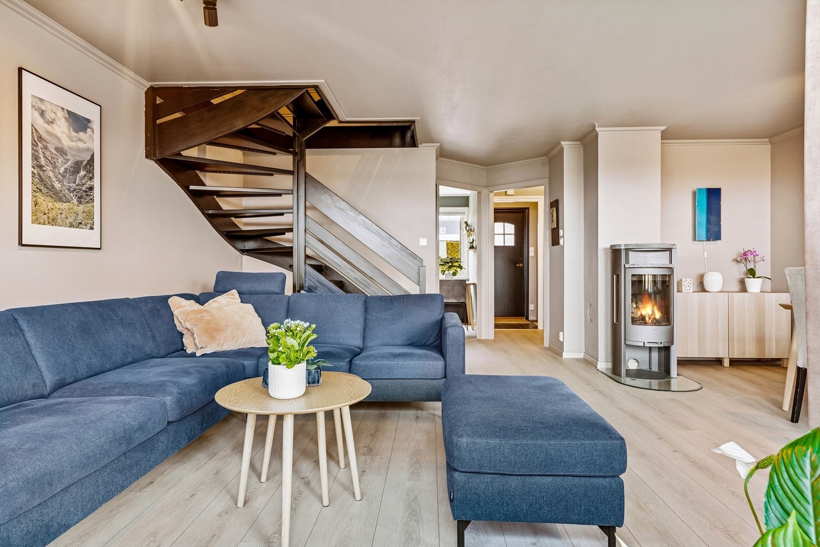 En vedfyrt ovn med kleberstein gir ekstra varme og en hyggelig atmosfære i stuen. Galleribilde