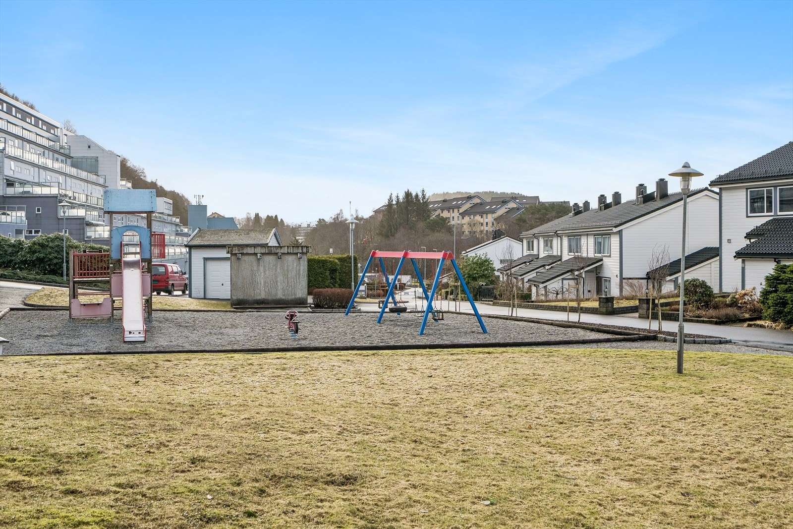 Borettslaget har velholdte fellesområder med lekeplasser for de minste. Galleribilde