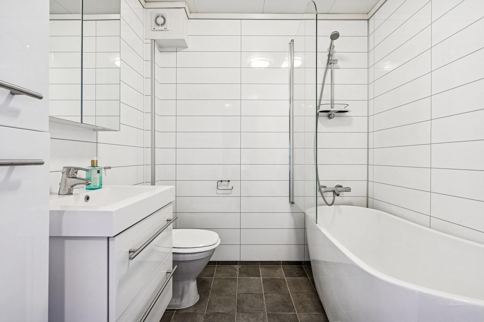 Badet i overetasjen er utstyrt med badekar, servant med underskap, toalett og varme i gulvet. Galleribilde