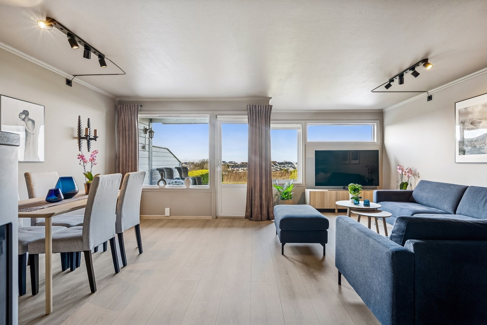 Rommet er lyst og luftig med god plass til både sofagruppe og spisebord. Herfra er det direkte utgang til terrassen. Galleribilde