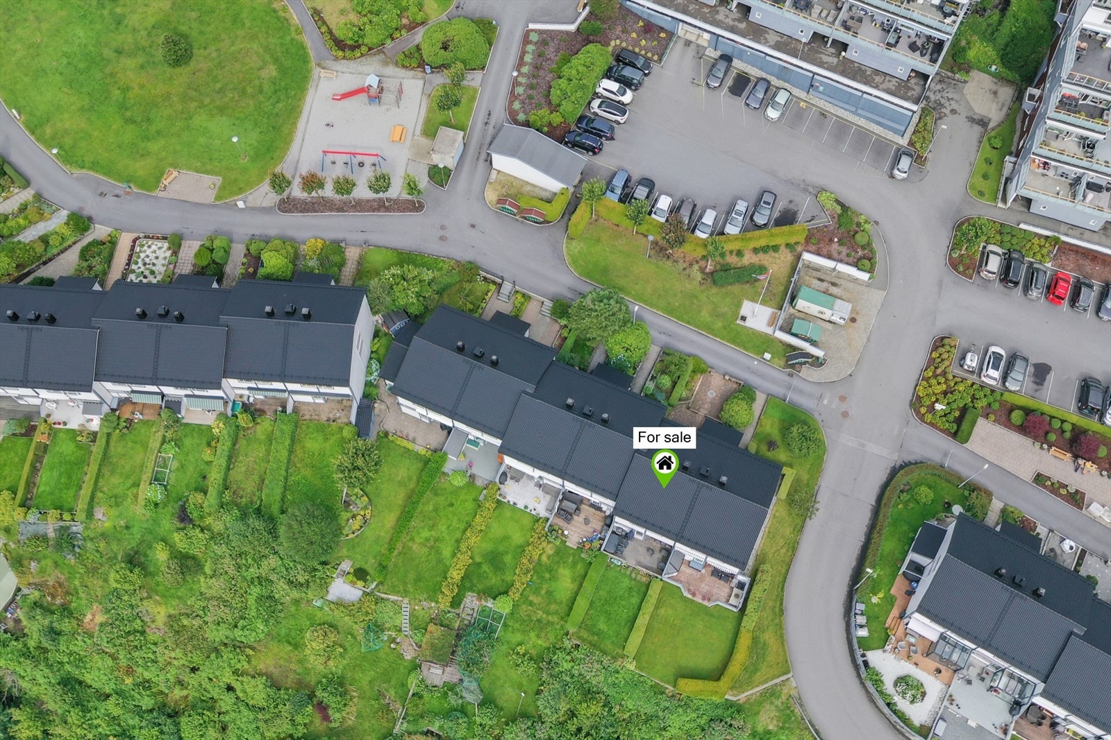 Eiendommen har en god plassering i feltet, med en privat hage som vender ut mot et grøntareal. Galleribilde