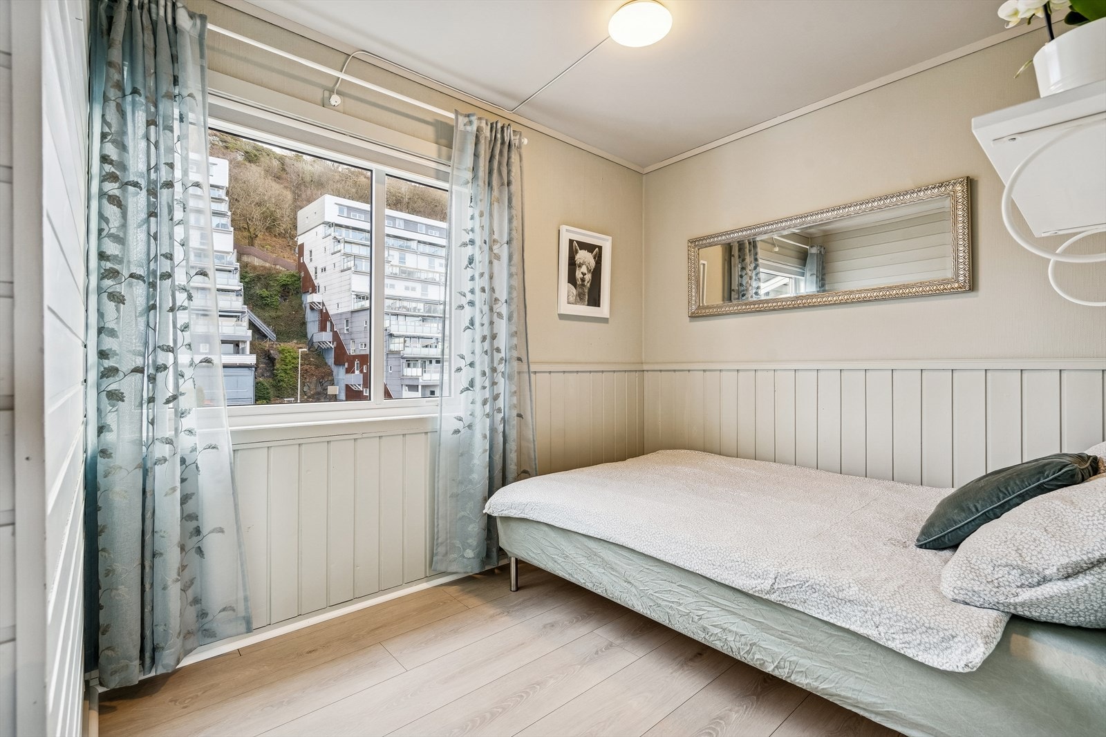 Det 3. soverommet er lyst og funksjonelt, ideelt som barnerom, gjesterom eller kontor. Galleribilde