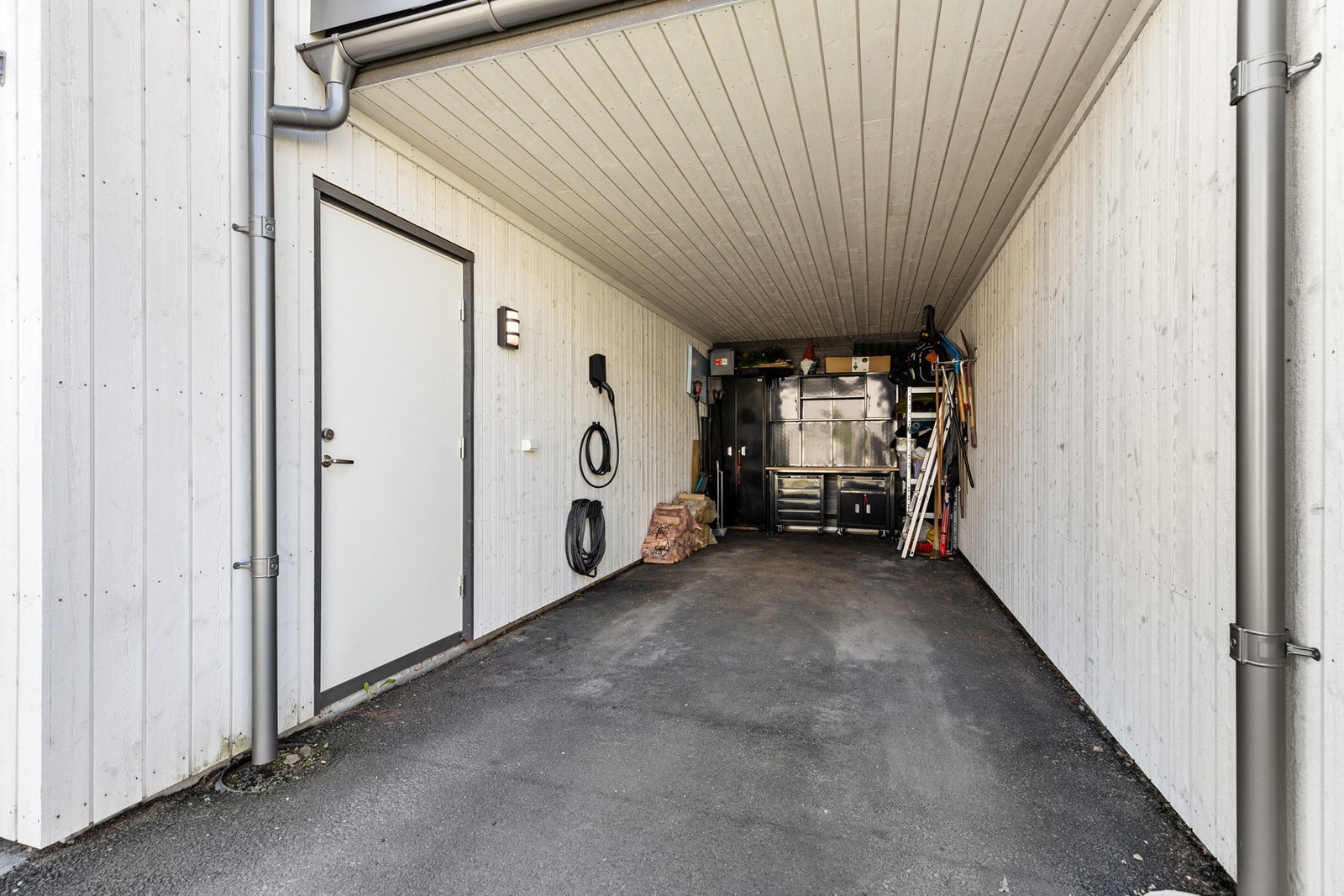 Carport med adkomst fra teknisk rom/bod. Galleribilde