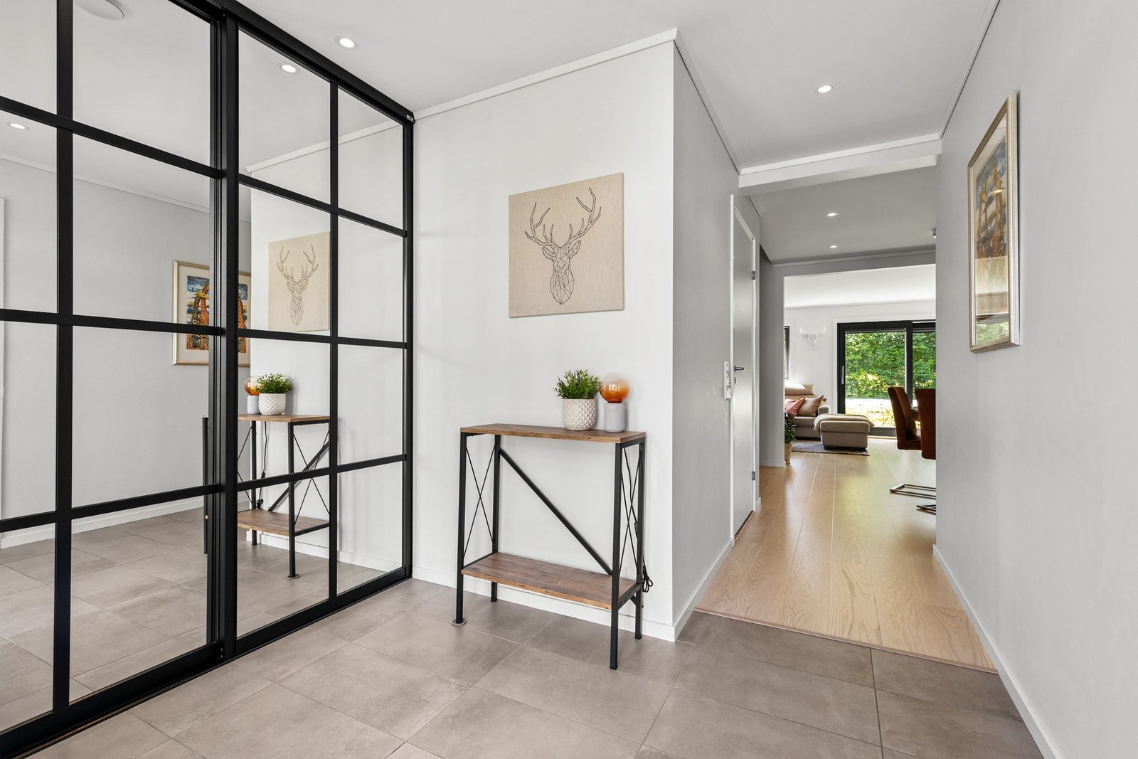 Flislagt entré med praktisk skyvedørsgarderobe fra 2023 med speilfronter. Galleribilde