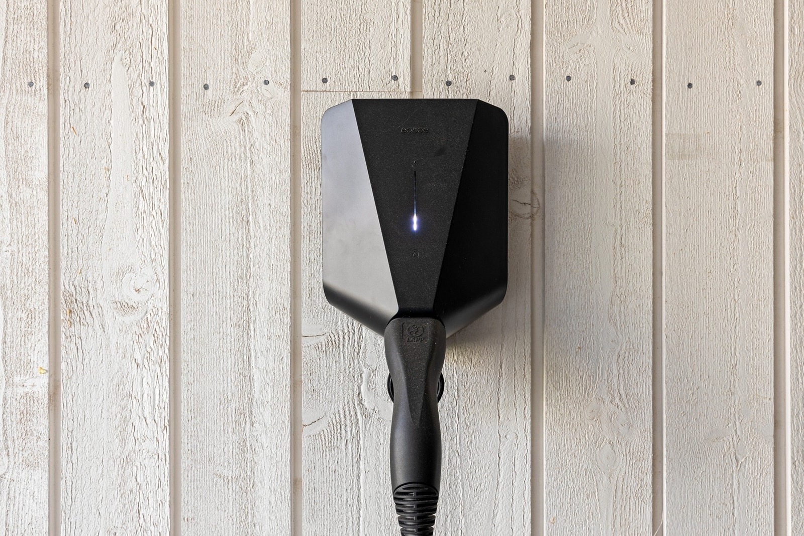 Det er montert el-billader i carport. Galleribilde