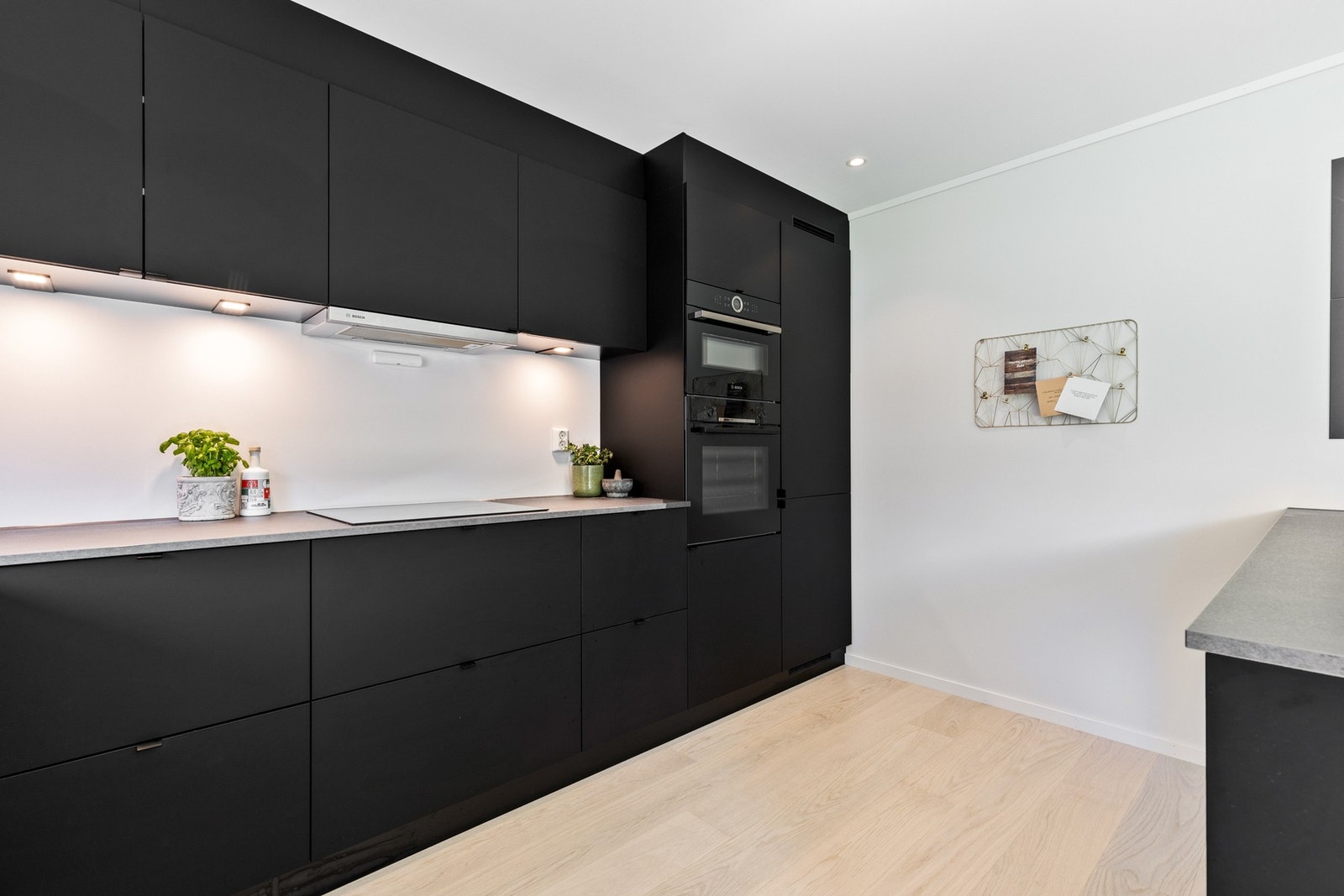 Kjøkkenet er utstyrt med integrerte hvitevarer som stekeovn, kombiovn, platetopp, kjøl/frys, vinkjøler og oppvaskmaskin. Det er montert lekkasjestopper og komfyrvakt. Galleribilde