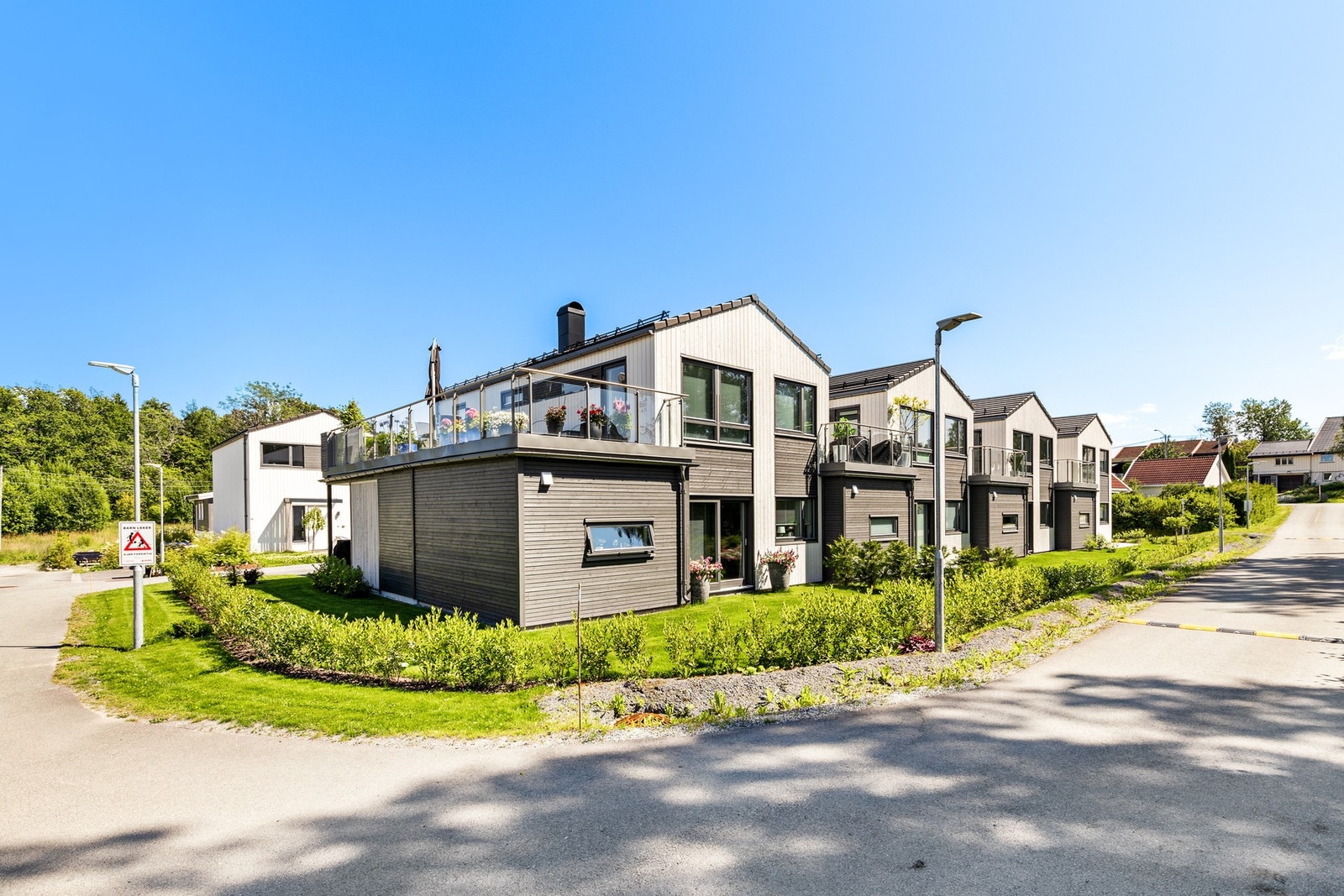 Sameiet består av 8 eneboliger i kjede. Galleribilde