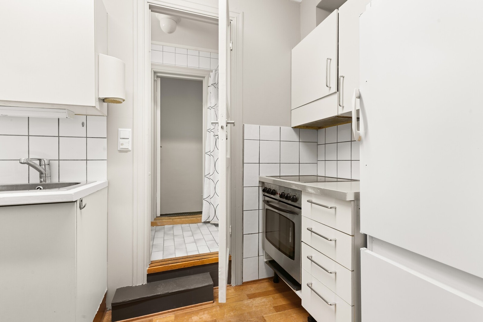 Kjøkken. Adkomst bad via kjøkken. Galleribilde