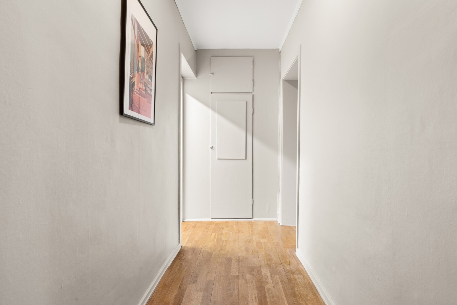 Planløsningen består av entré/gang, stue, kjøkken på eget rom, 2 soverom og bad, samt 2 boder i kjelleren. Galleribilde