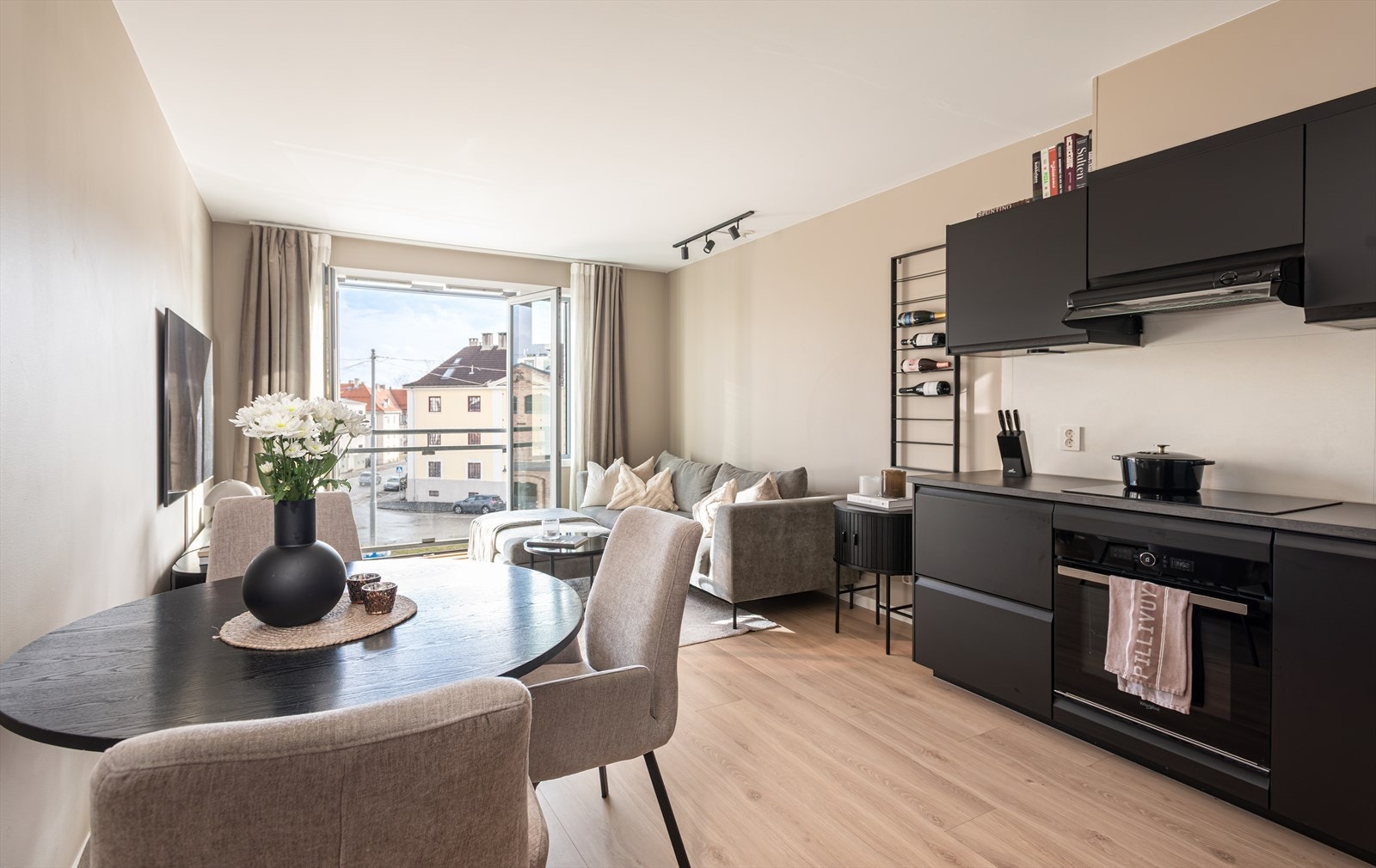 Leiligheten ligger i et moderne bygg fra 2004 med en gjennomgående planløsning og fransk balkong. Galleribilde