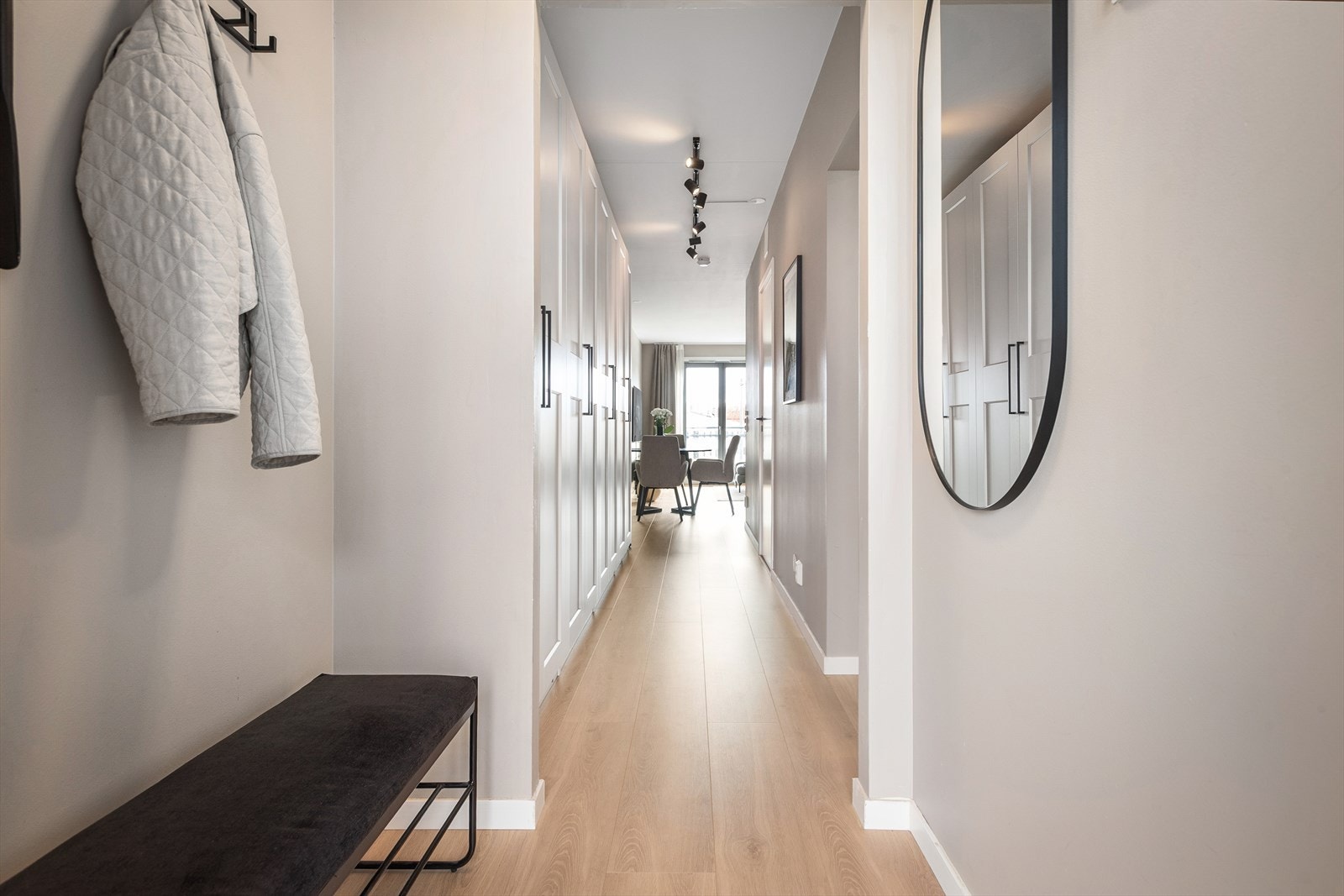 Lys og innbydende gang med plass til å henge fra seg ytterklær og sette fra seg sko. Galleribilde