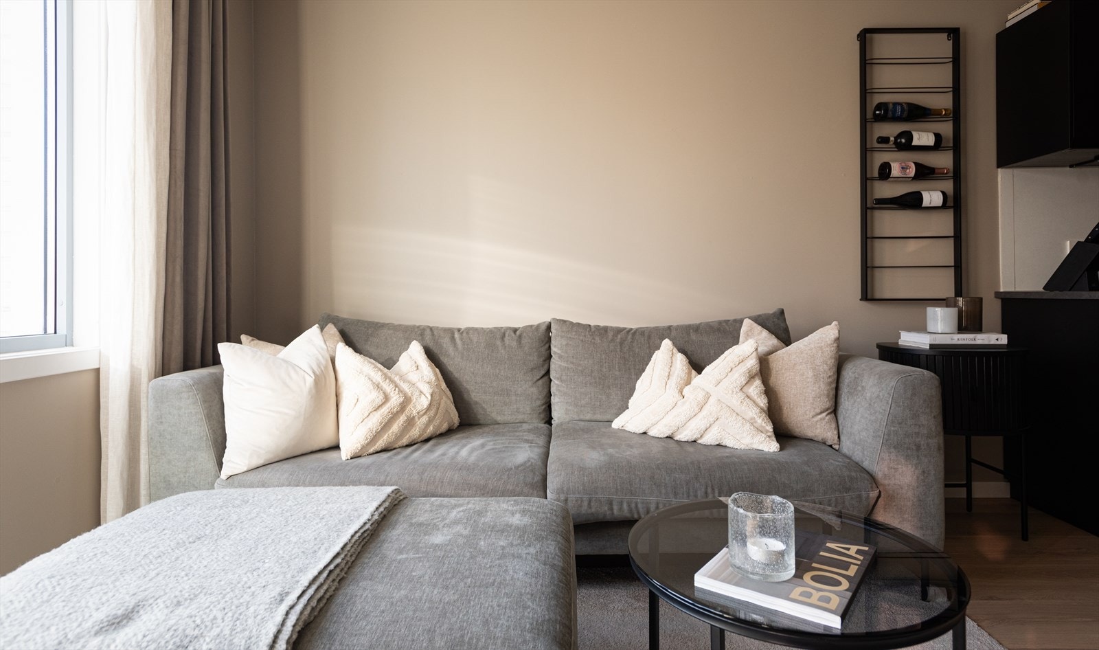 Stuen har god plass til sofagruppe, TV-møblement og spisebord. Galleribilde