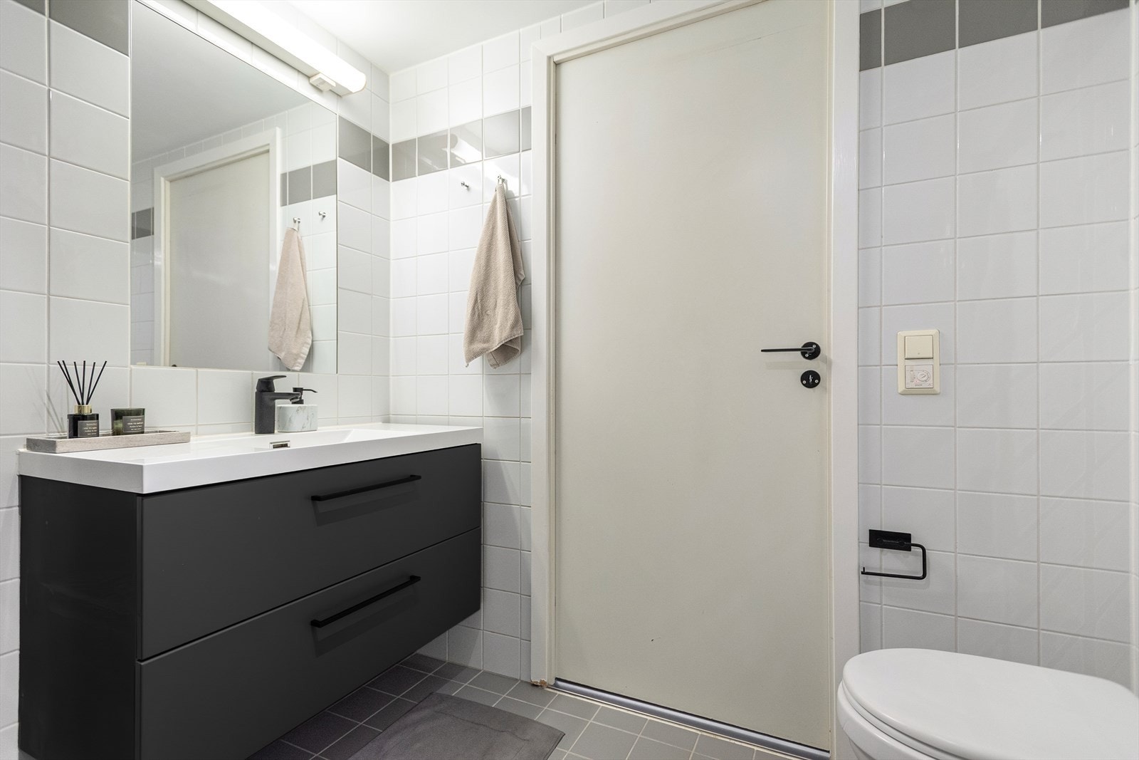 Innredningen består av servant, dusjhjørne med svingdører, veghengt toalett og opplegg for vaskemaskin. Galleribilde