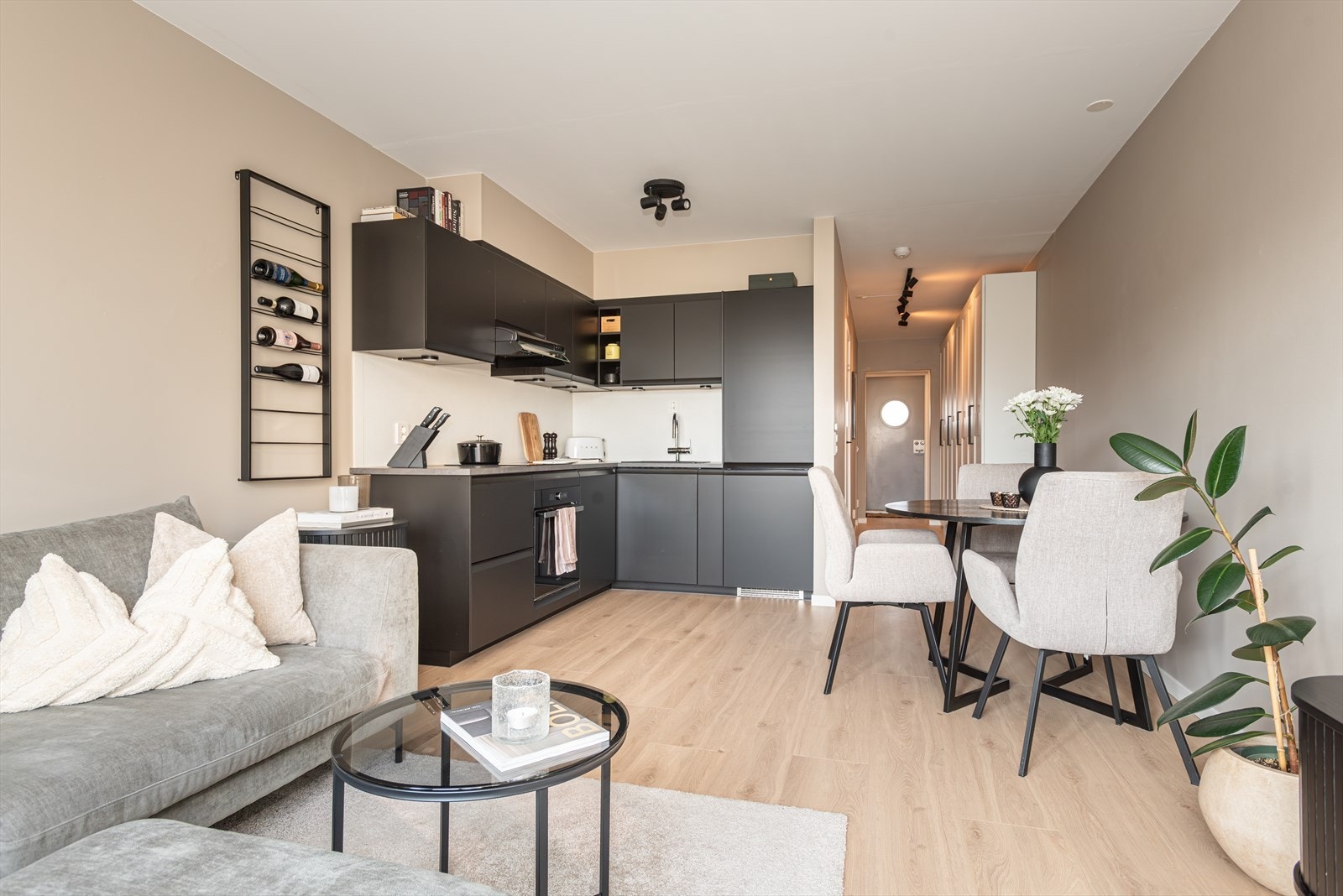 Sosial og åpen løsning med god plass til spisebord mellom stue og kjøkken. Galleribilde