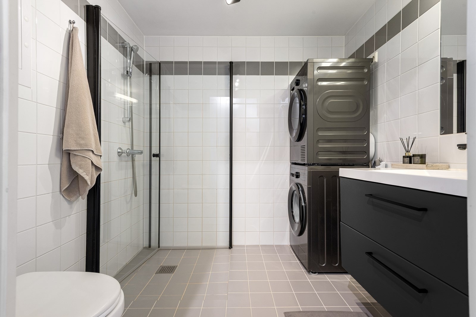 Pent flislagt bad fra byggeår med gulvvarme. Galleribilde