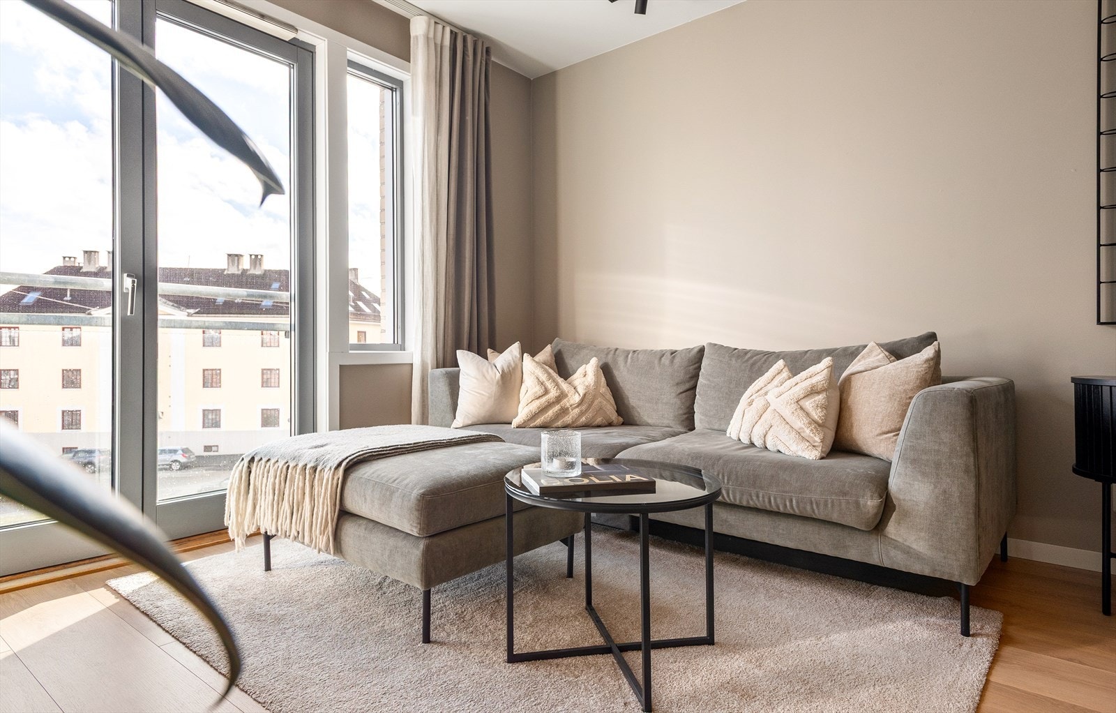 Rikelig med naturlig lyslinnslipp fra vinduene. Galleribilde