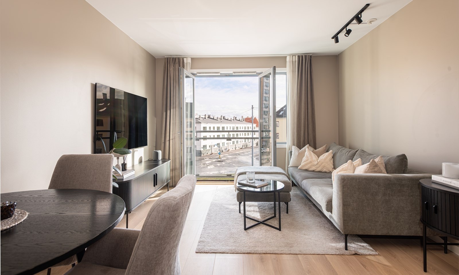 Doble balkongdører gir en luftig romfølelse. Galleribilde