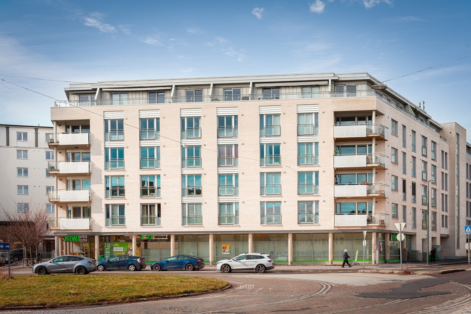 Rolig og tilbaketrukket beliggenhet på Bjølsen med kort vei til det meste man trenger i hverdagen! Det også mulighet å kjøpe eller leie garasjeplass i kjeller. Galleribilde