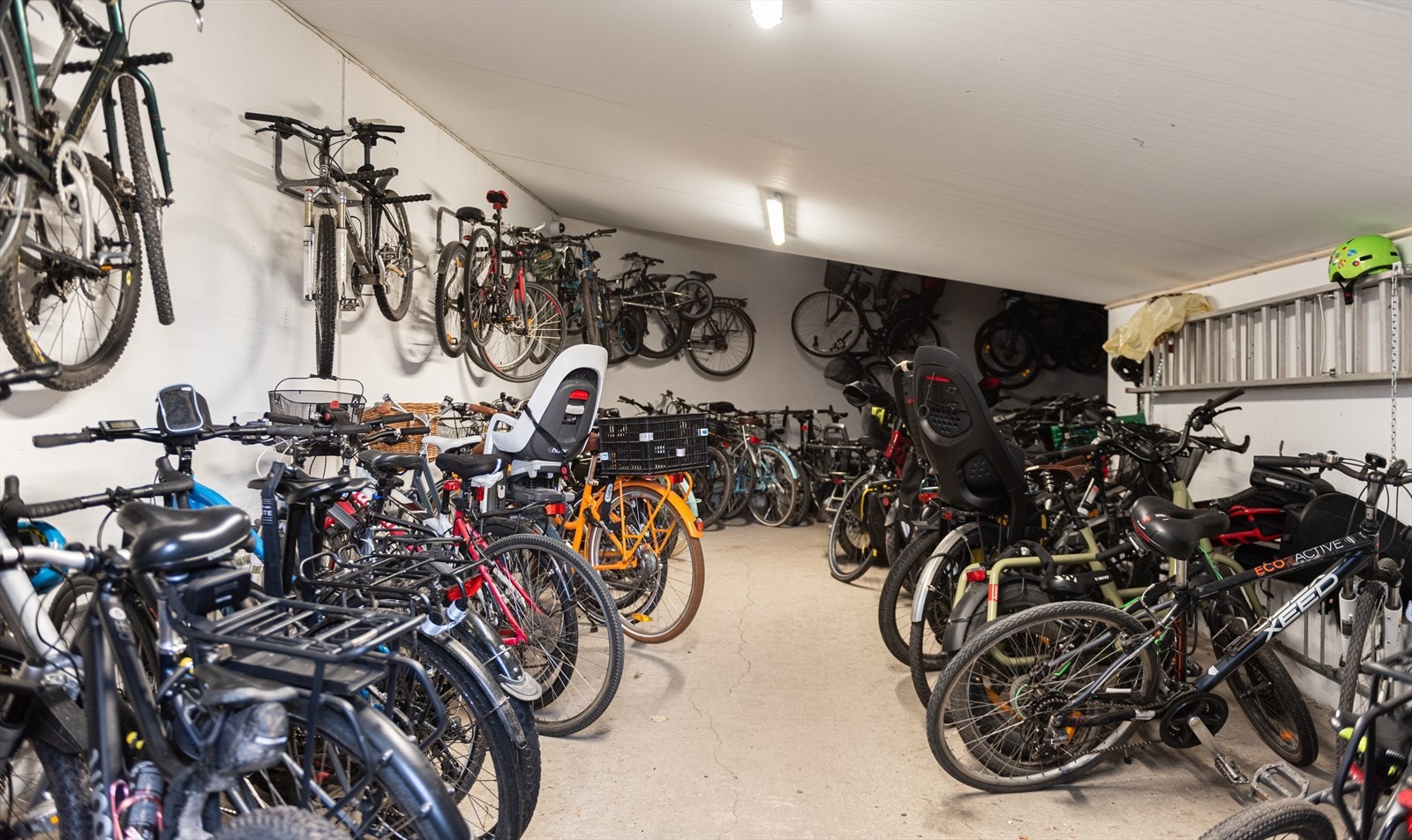 Felles sykkelparkering i sameiet. Galleribilde