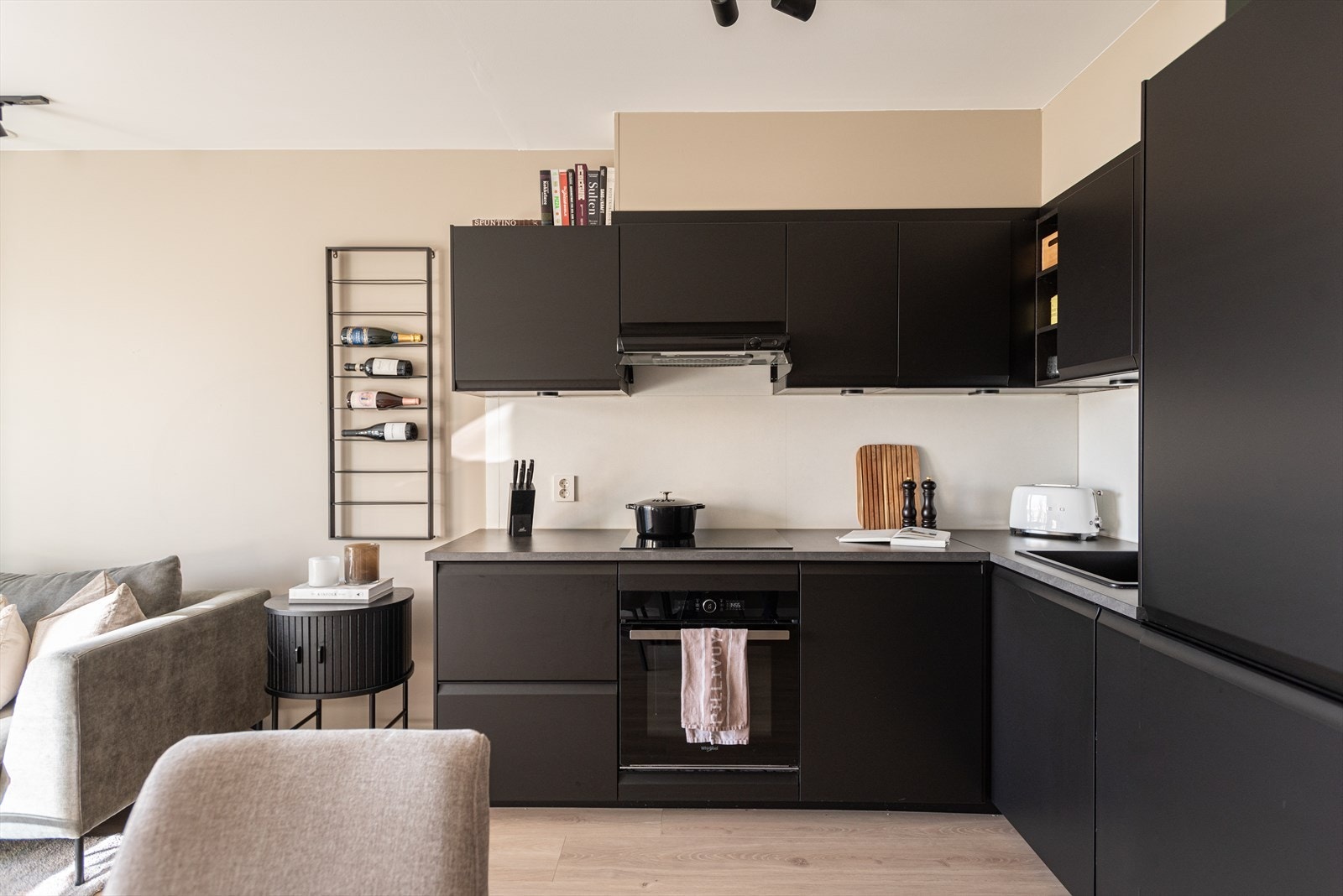 Moderne nytt IKEA kjøkken fra 2023 med integrerte hvitevarer. Galleribilde