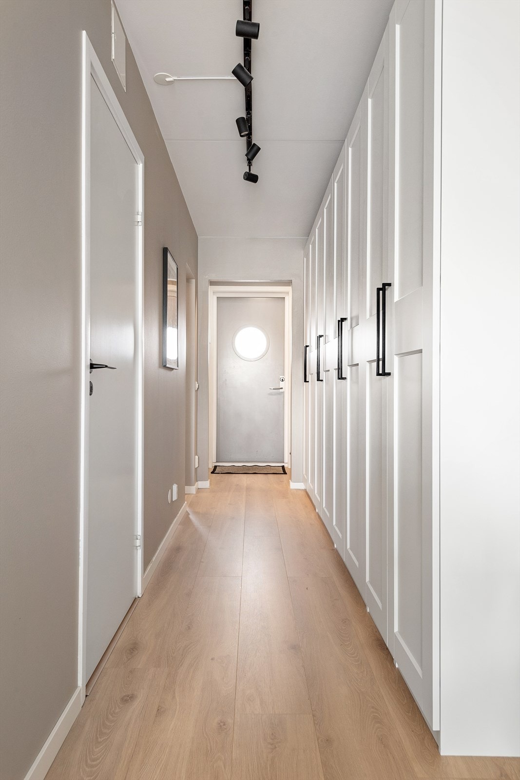 Gangen har rikelig med garderobeskap. Galleribilde