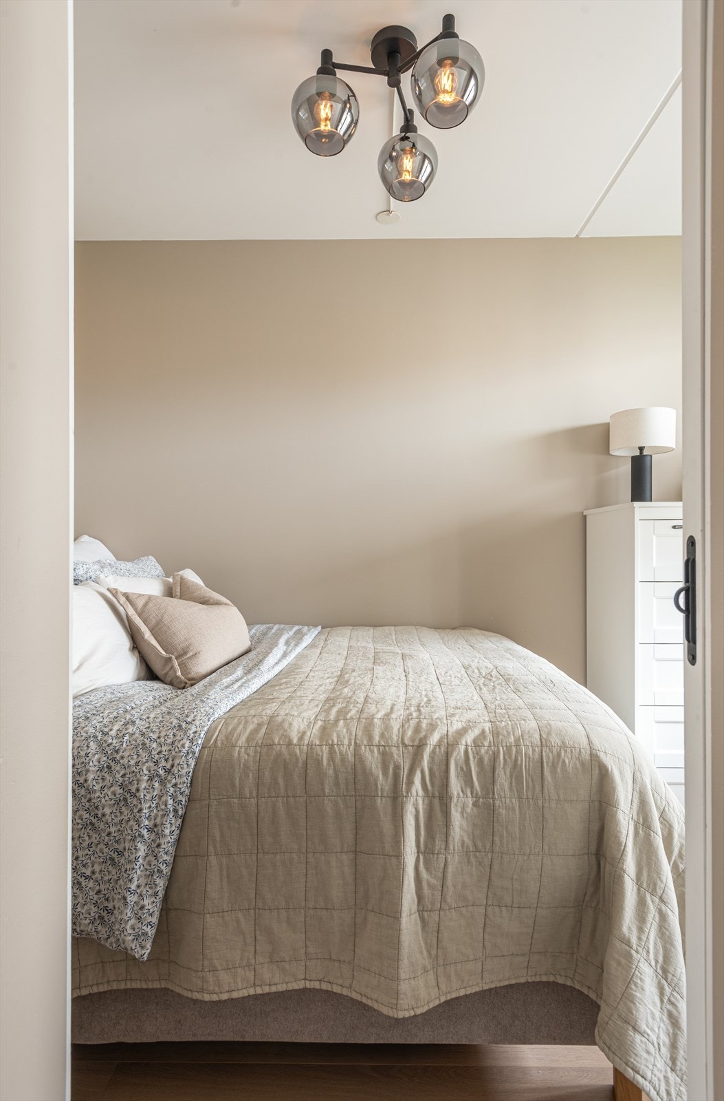 Et lunt og behagelig soverom med plass til dobbeltseng og annet ønsket møblement. Galleribilde