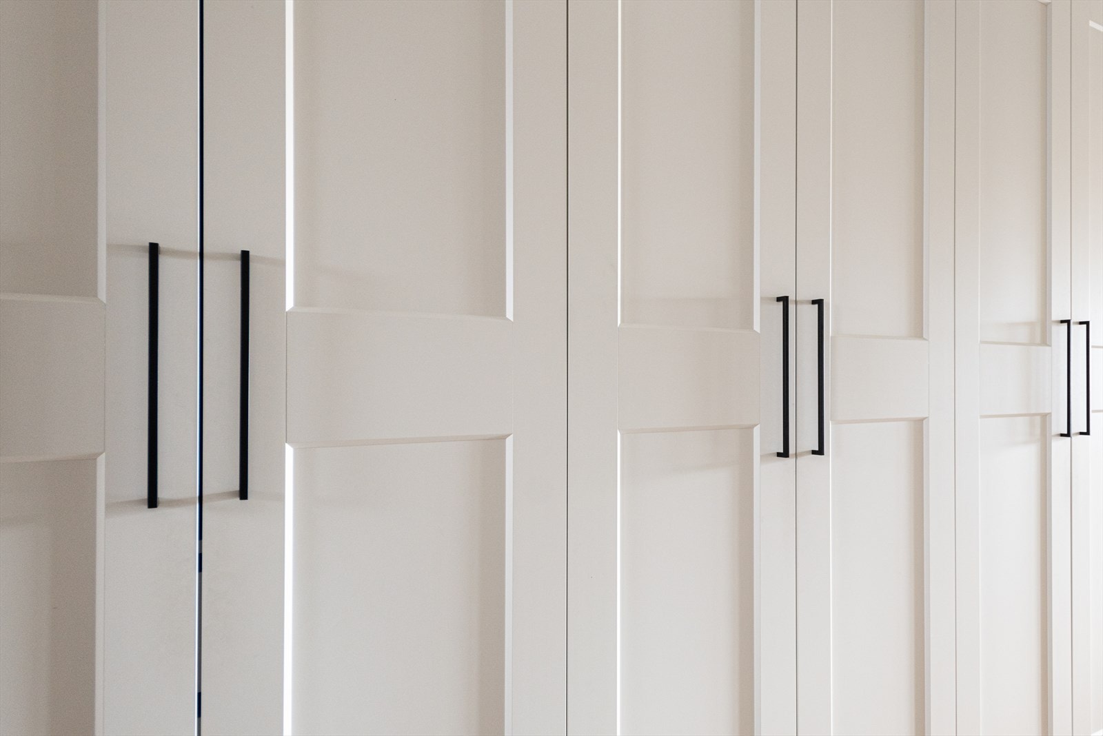 Flotte moderne garderobeskap med god plass til klær og annet ønsket tilbehør. Galleribilde