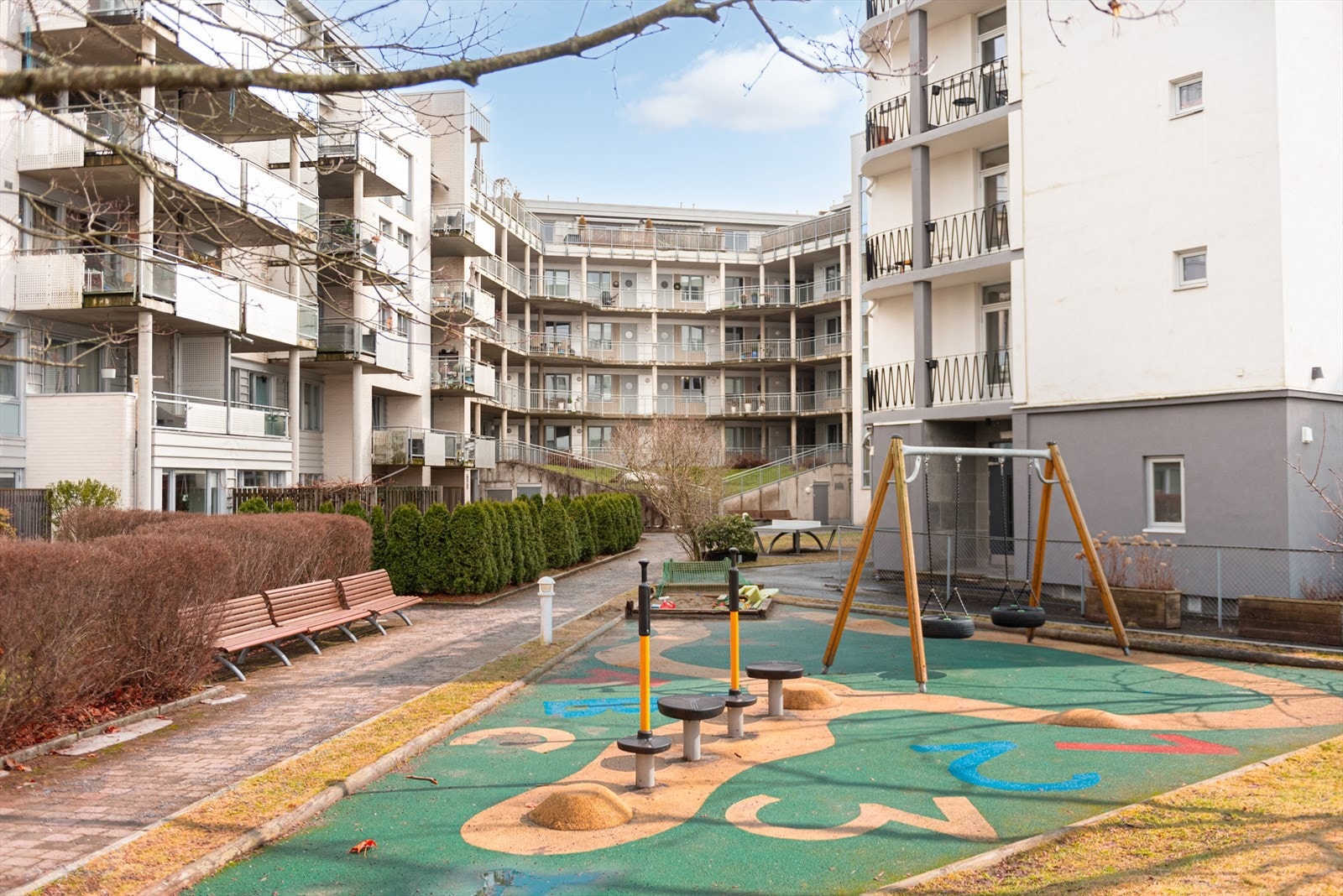 Fellesområdene er utstyrt med benker og lekeplass for de små. Galleribilde