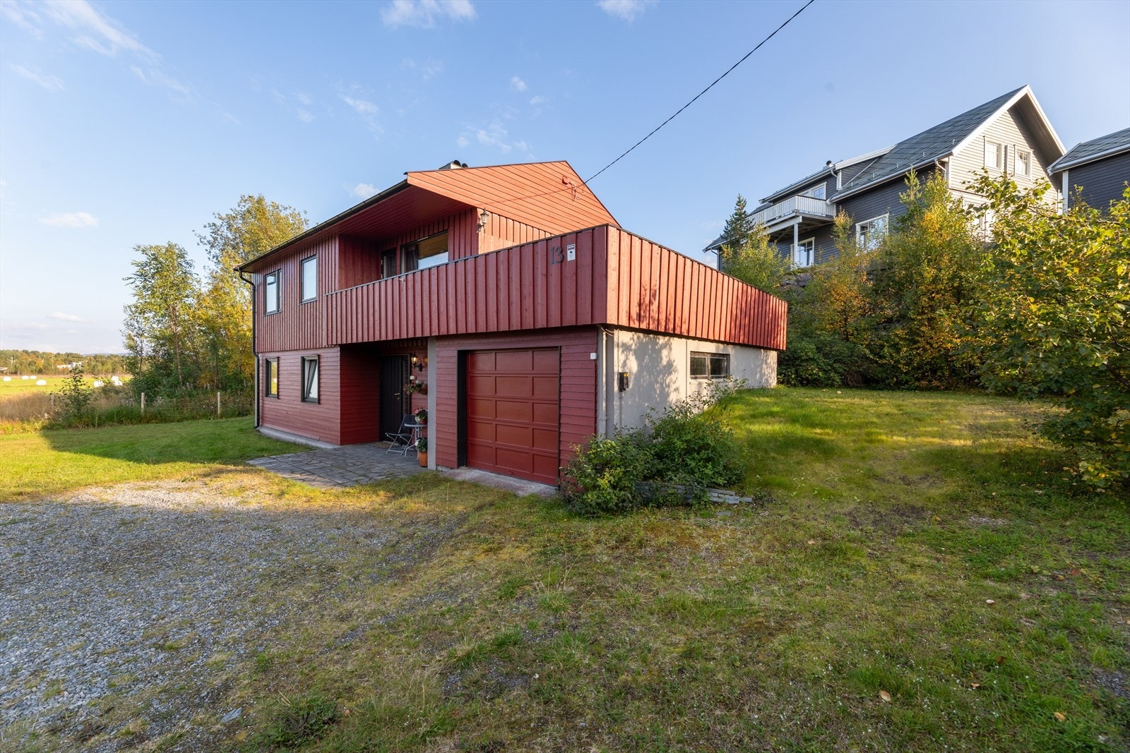 Enebolig i et veletablert og rolig boligområde med en hyggelig, landlig atmosfære. Boligen ligger skjermet og fredelig til, samtidig som du har kort vei til barnehager, skoler og dagligvarebutikk. Galleribilde