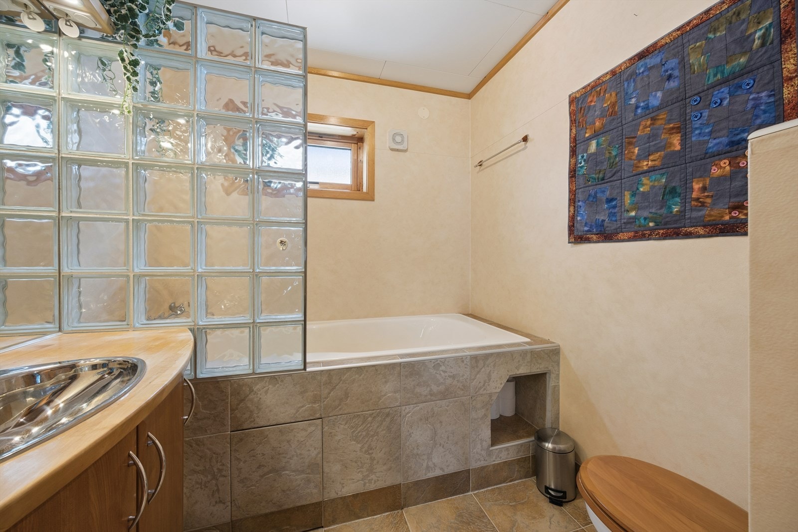 Badet i underetasjen har flislagt gulv, og på veggene er det montert våtromstapet/belegg. Rommet varmes opp ved bruk av varmekabler. Galleribilde