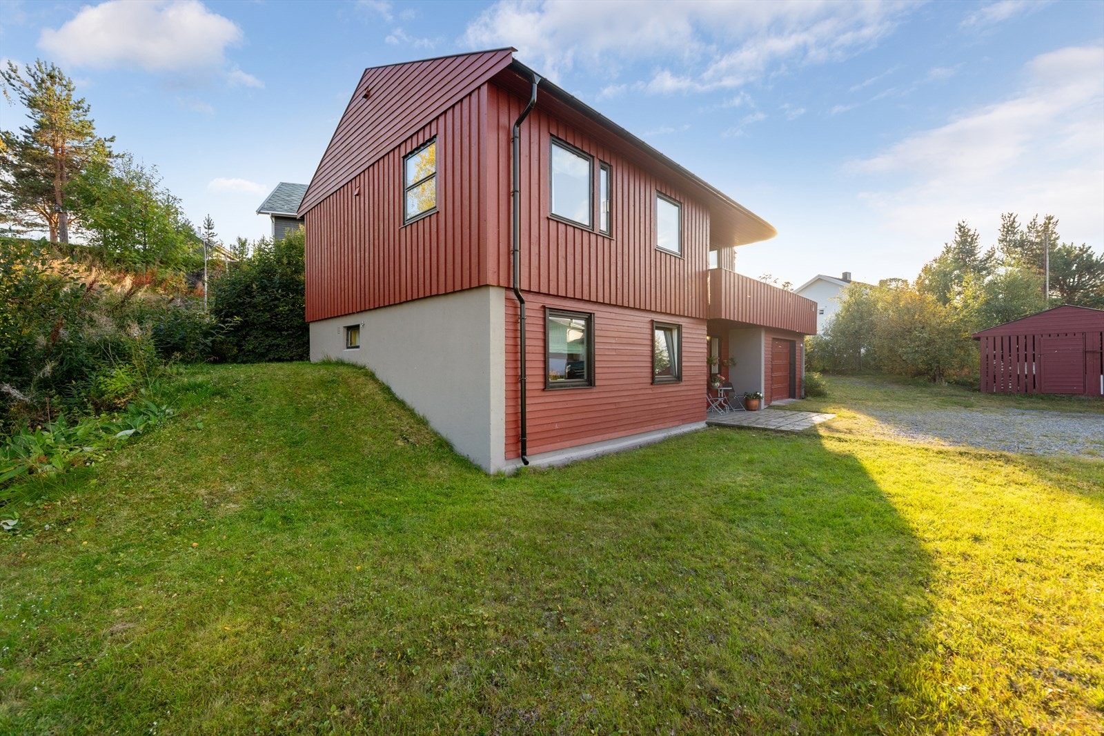 Eiendommen har en romslig tomt som er opparbeidet med plen og gruslagt adkomst. Galleribilde