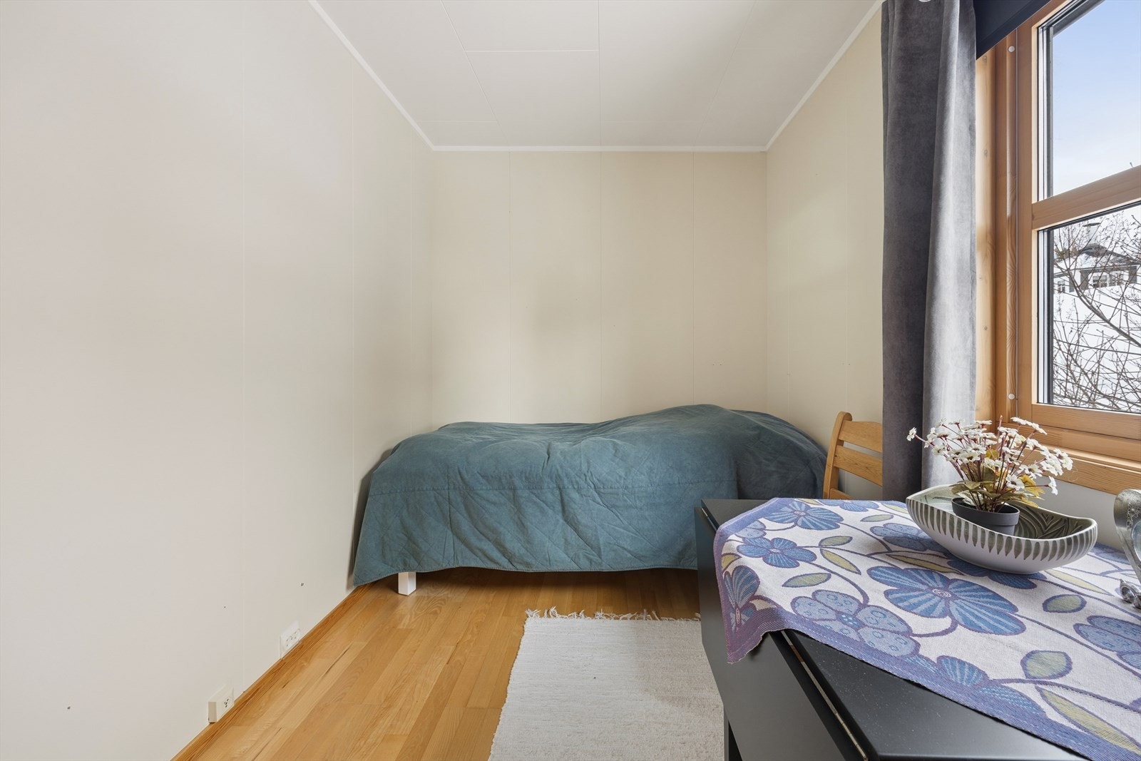 Hovedetasjen inneholder også et soverom med parkett på gulvet. Galleribilde