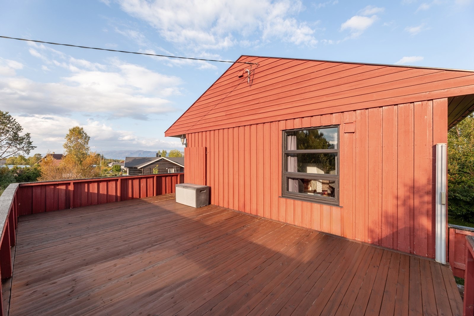 Terrassen blir en naturlig forlengelse av stuen på fine sommerdager. Galleribilde