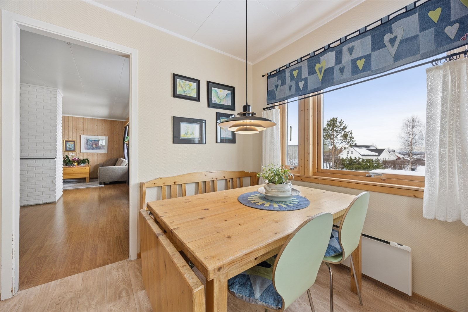 Fra spiseplassen har man utsikt over nærområdet. Galleribilde