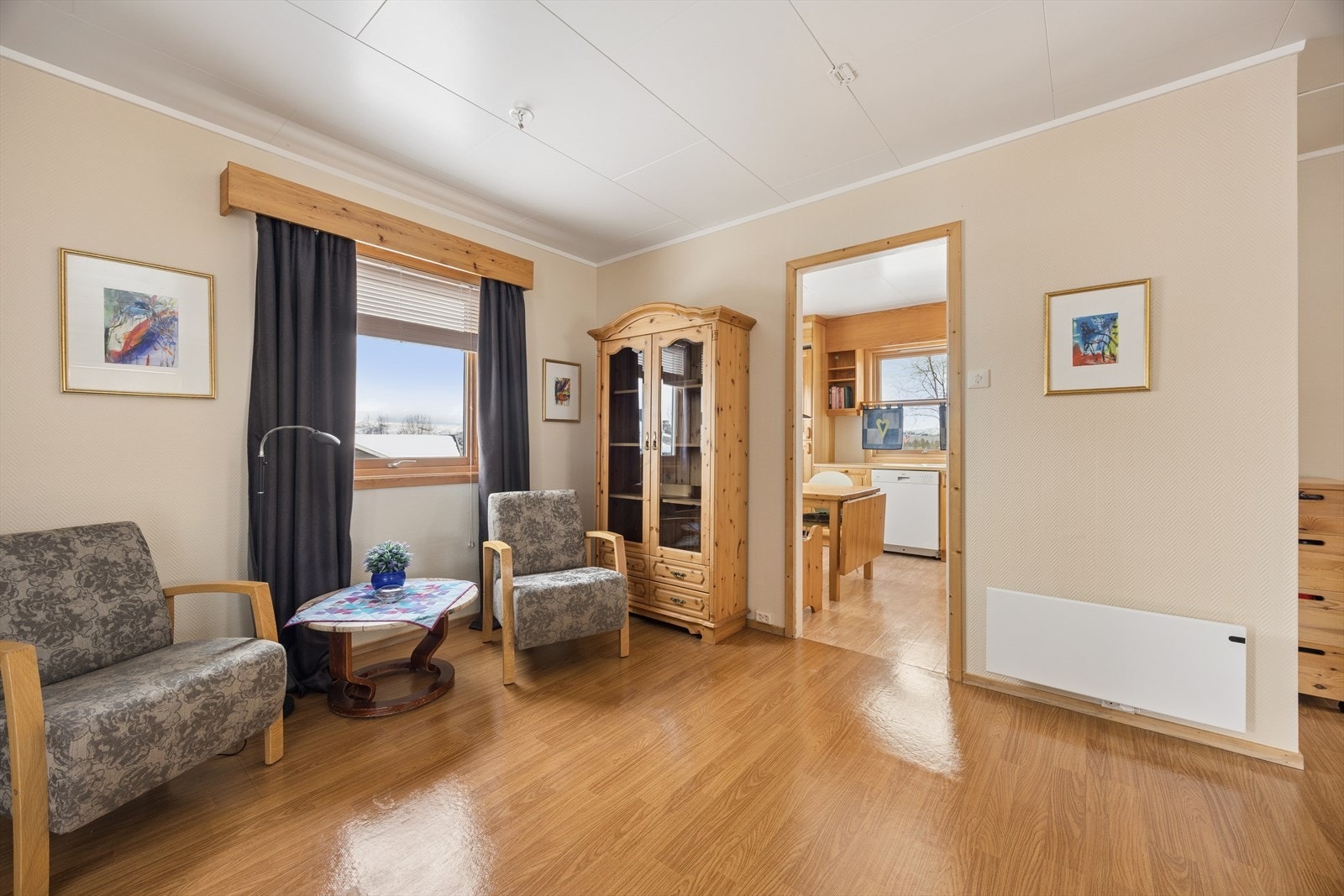 Fra stuen har du en flott og praktisk adkomst til kjøkkenet, perfekt for både hverdagslivet og når du ønsker en sosial flyt mellom rommene. Galleribilde