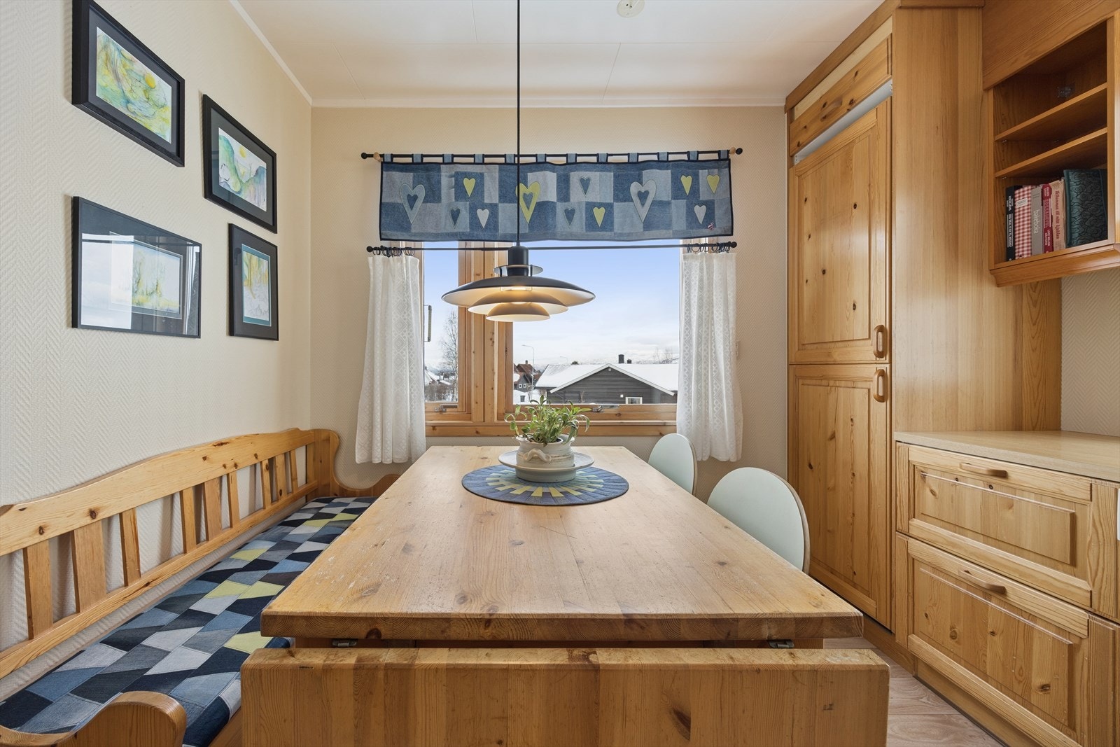 Det er god plass til en spiseplass på kjøkkenet. Galleribilde