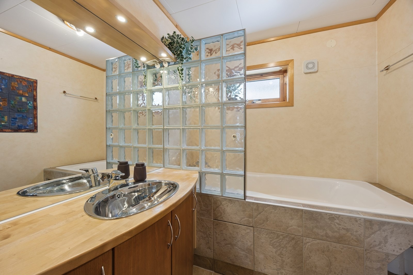 Rommet er innredet med badekar, toalett og servant. Galleribilde