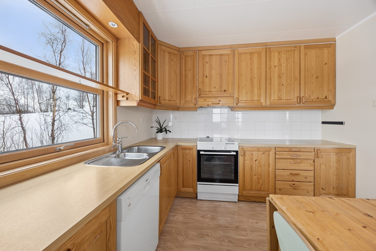 Laminatbenkeplate og integrerte hvitevarer, inkludert et kjøl/fryseskap fra 2022. Galleribilde