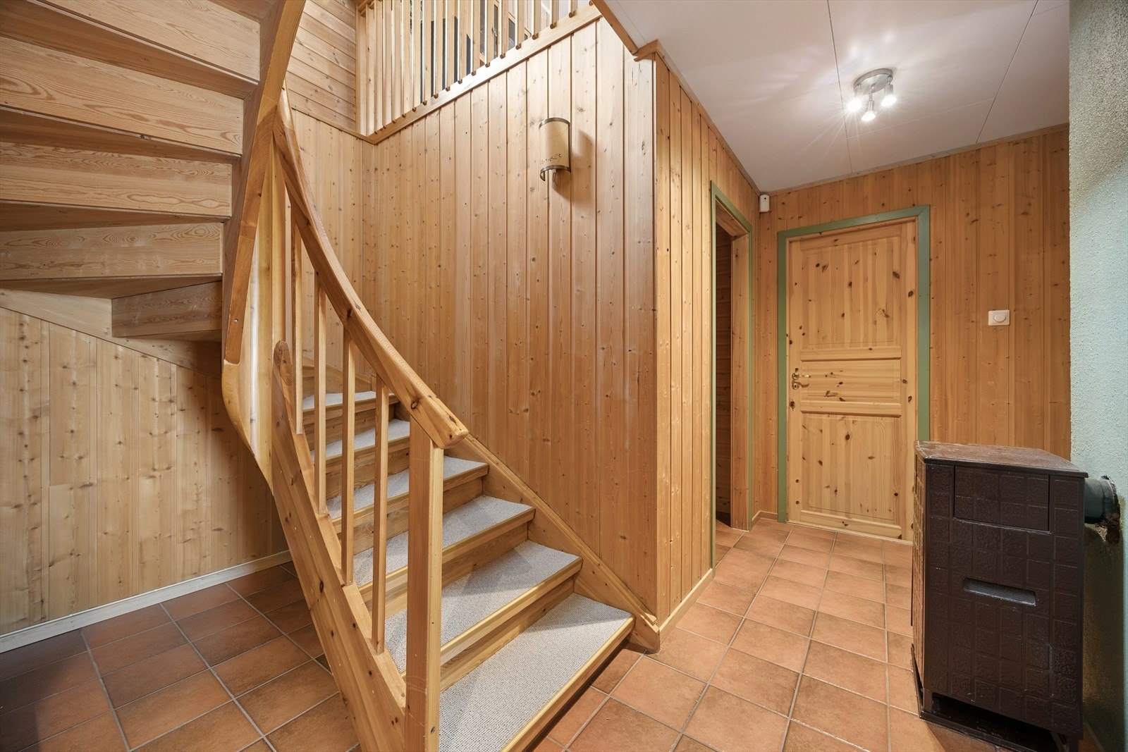 Den lakkerte tretrappen binder de to etasjene sammen. Galleribilde