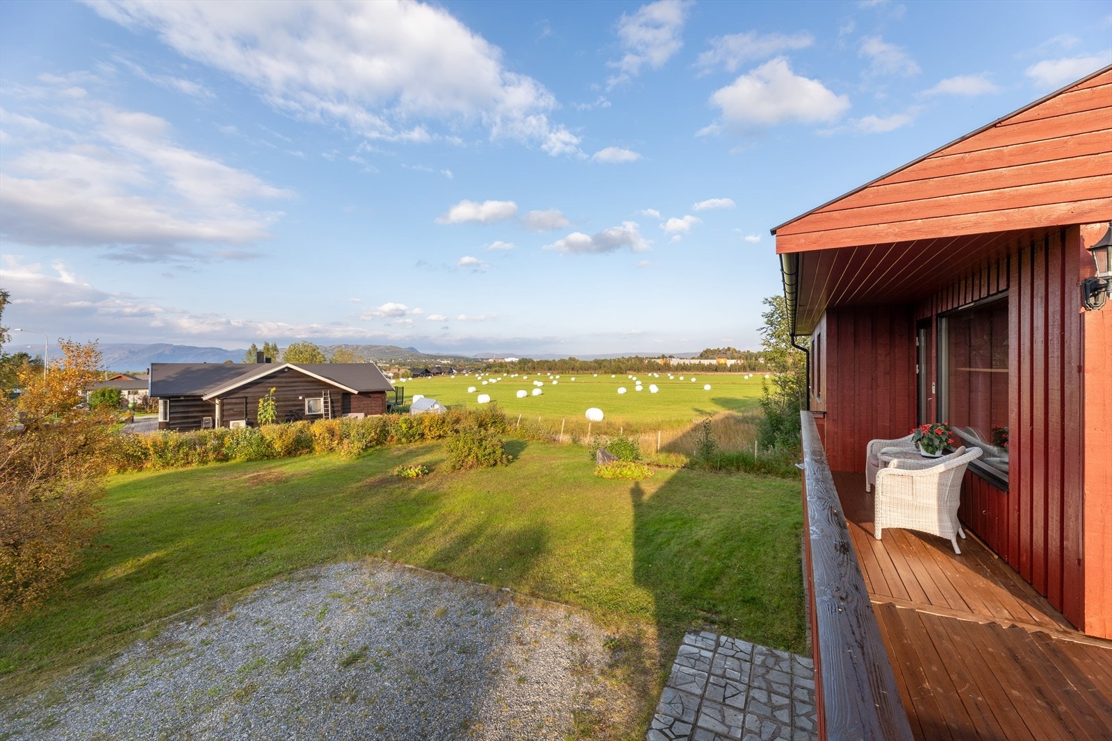 Nyt den landlige roen og utsikten, med kort vei til både sentrum og Alta lufthavn. Galleribilde