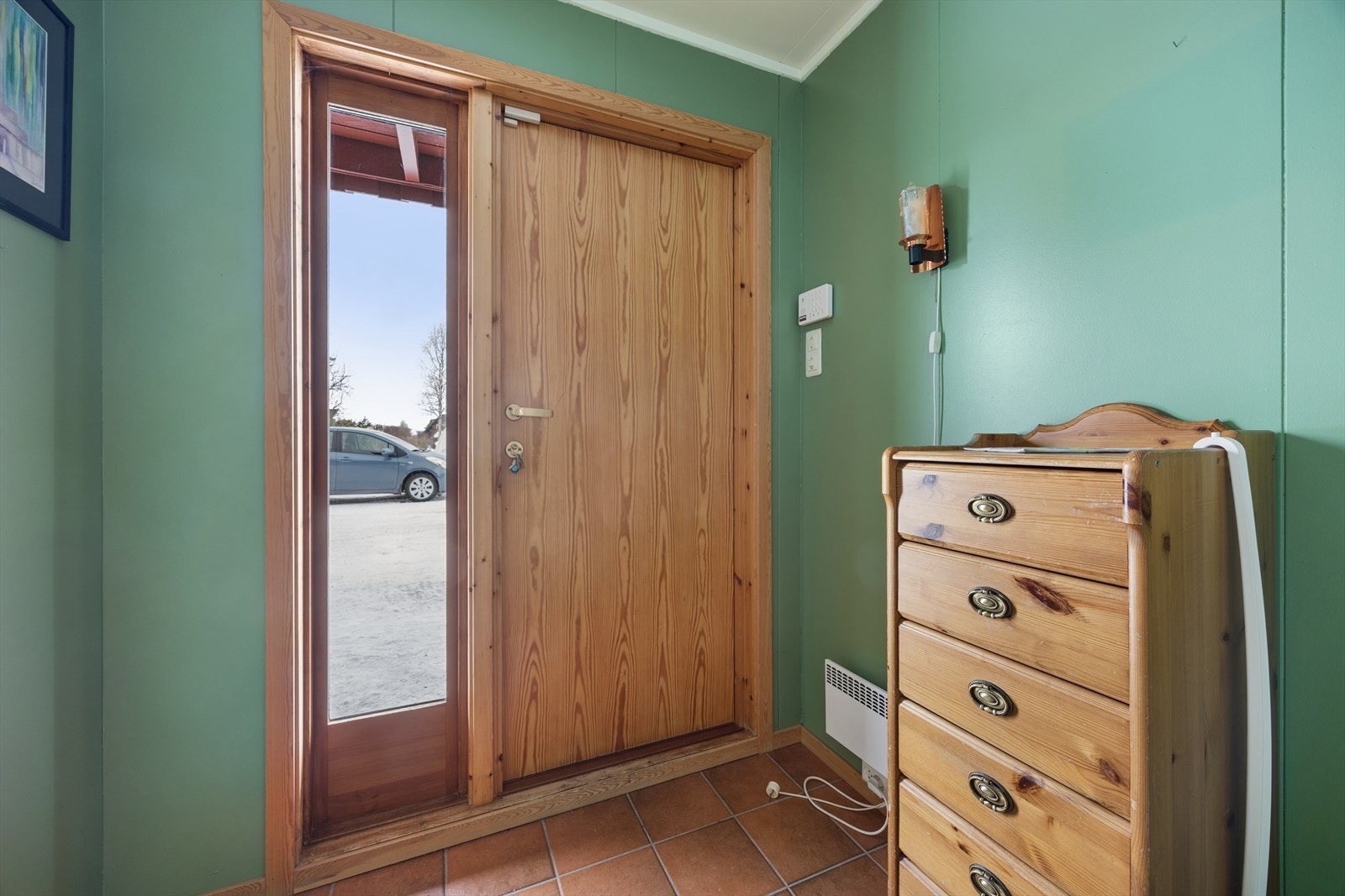 Boligen har inngang i underetasjen, med trapp videre opp til første etasje. Galleribilde