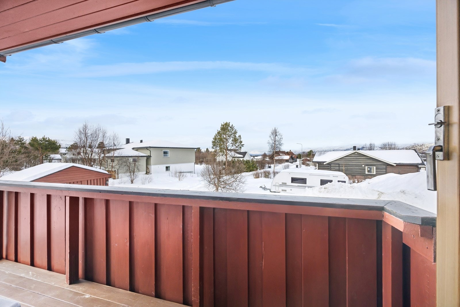 Utsikt fra terrassen mot det rolige nabolaget. Galleribilde