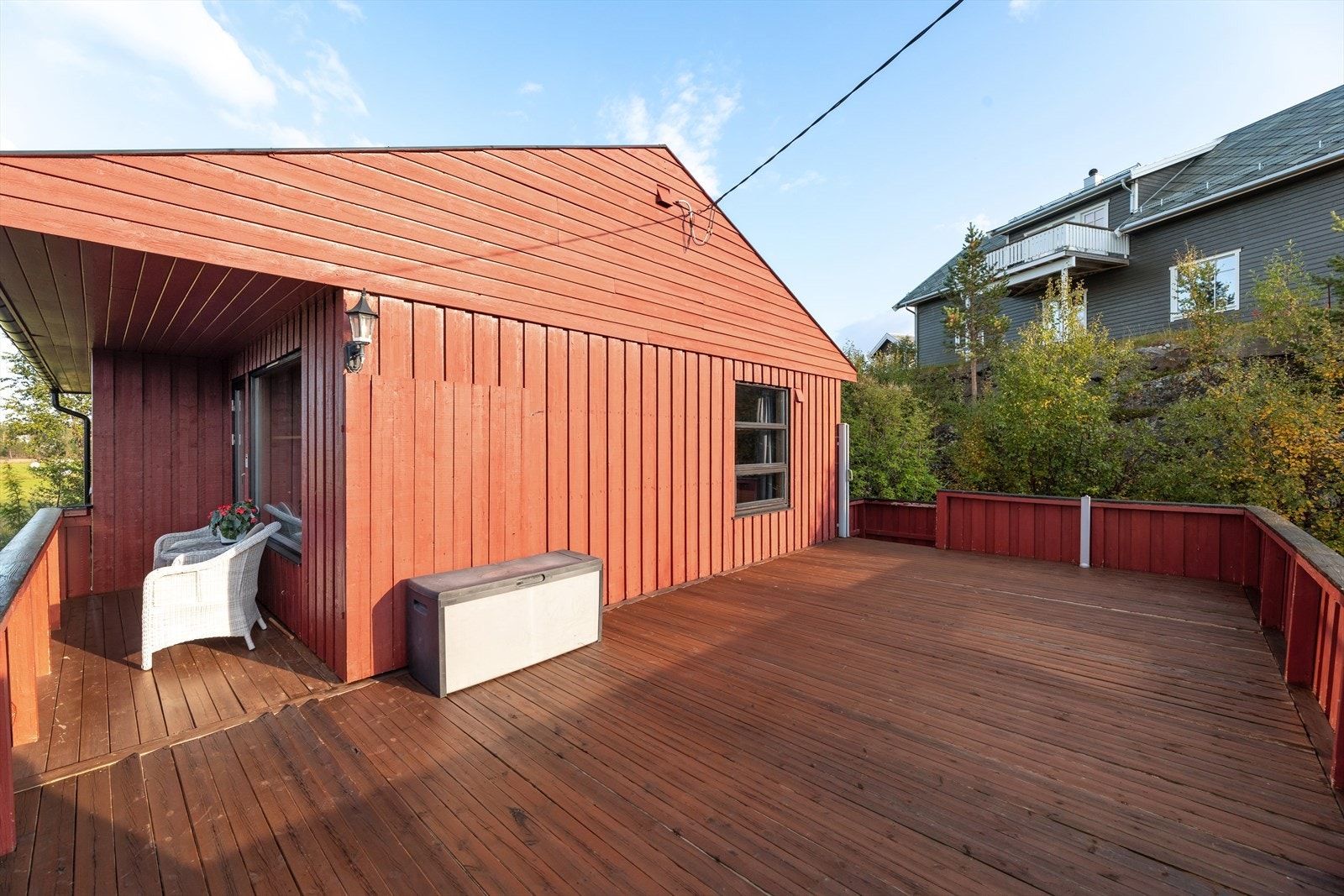 Her har du rikelig plass til utemøbler, grill og hyggelige sosiale sammenkomster, et perfekt sted å nyte solrike sommerdager og lune kvelder. Galleribilde